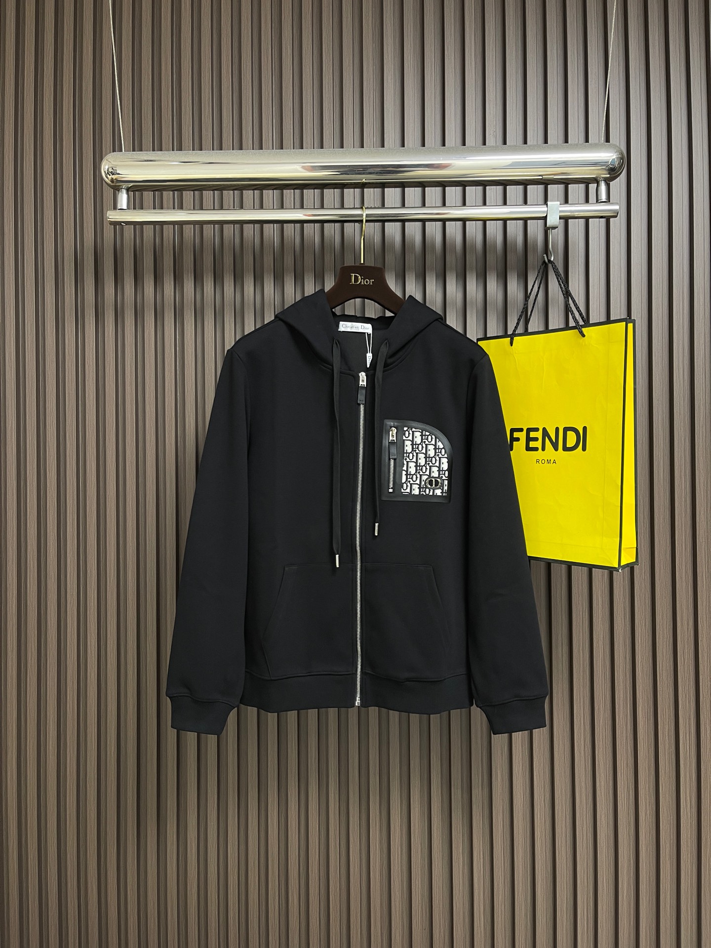 NO:646836,Dior 2025ss letter printed zipper hooded sweatshirt, cotton fleece fish scale base fabric, co-branded series logo print, hooded sweatshirt version, ribbed hem and cuffs, 32-count double yarn top + 10-count yarn fish scale base fabric 450g at the bottom; hooded drop shoulder loose version presents an elegant and fashionable feeling. Size M-3XL,, dior, hoodie, sweatshirts, hats, alexander wang19860909Dior 2025ss字母印花拉链连帽卫衣,棉质起绒鱼鳞底面料、联名系列标志印花、连帽卫衣版型、罗纹底边和袖口、面32支双纱＋底是10支纱鱼鳞底面料450g；连帽落肩宽松版型呈现出一种优雅、时尚的感觉.尺码M-3XL,,dior,hoodie,sweatshirts,hats,alexander wang,Men's clothing