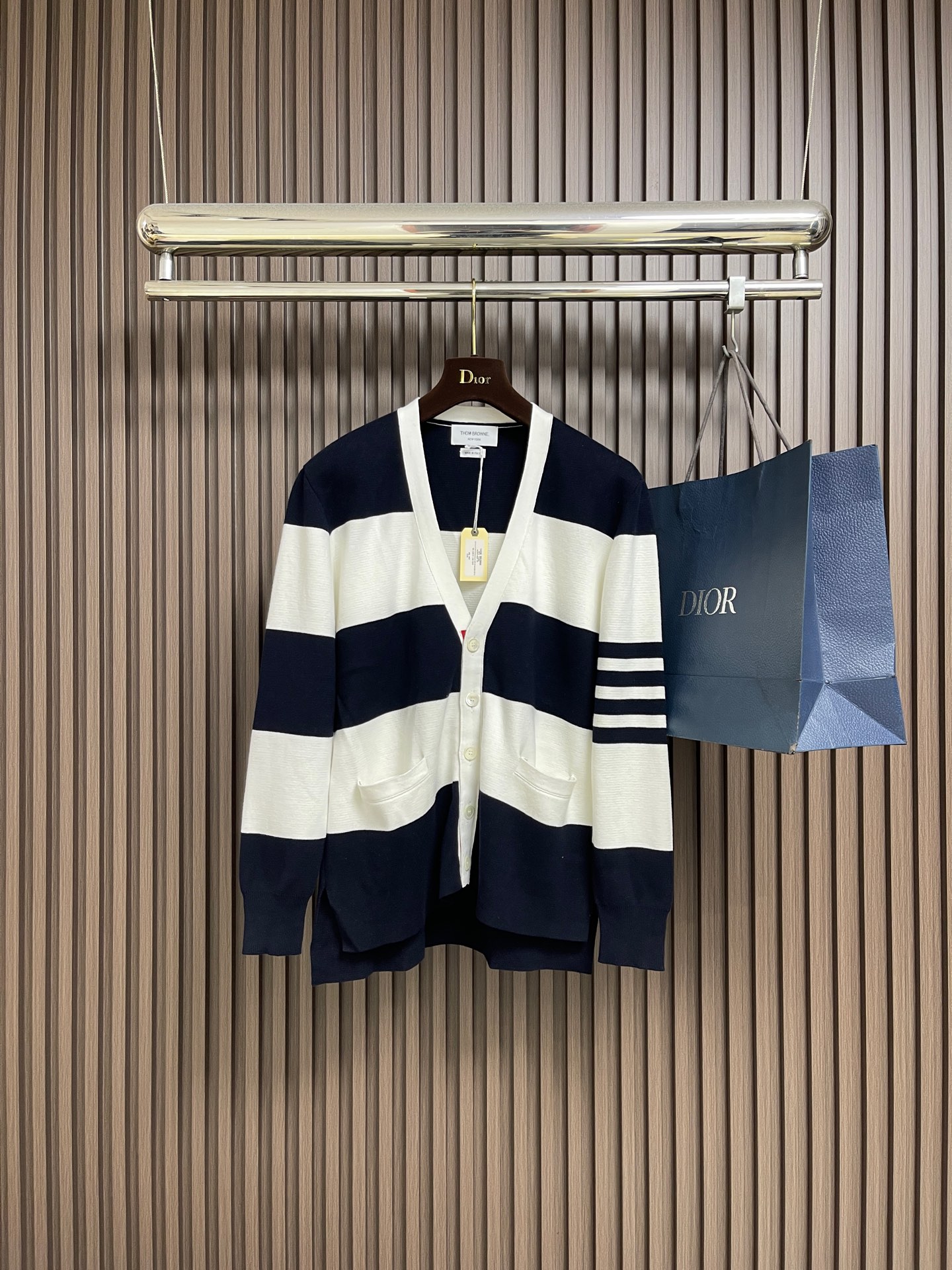 NO:646790,THOM BROWNE TB wide striped contrasting color cardigan knitted sweater, made of 100% Xinjiang long-staple cotton, with four flat and one empty stitches, and carefully woven by imported Shima Seiko machines. Buttons and spare buttons are made of natural red tarot shell buttons, and the details are luxurious. The original design is from the same origin, and the upper body is high-end and fashionable. Don't miss it if you understand quality, you can easily create your own style. Size 1-2-3-4  Loose fit,,sweaters,alexander wang19860909THOM BROWNE TB 宽条纹撞色开衫针织毛衣,品质上乘采用百分百新疆长绒棉,搭配四平一空针法,经进口岛精机精心编织.纽扣及备扣选用天然红底塔罗贝壳扣,细节尽显奢华.原版同源设计,上身高级又时髦,懂品质的你别错过,轻松打造专属格调 尺码1-2-3-4 宽松版型,,sweaters,alexander wang,Men's clothing