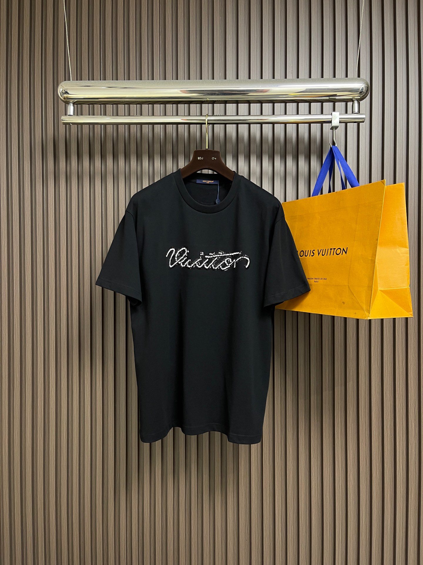 NO:597863,LV 2026SS early spring beaded logo round neck short-sleeved T-shirt is a must-have item in the men's wardrobe to help you create your daily look. It is made of organic cotton and is decorated with exquisite Vuitton cursive script and exquisite beaded embroidery on the chest, which makes it more elegant. The L.Vuitton Deposee woven label on the back adds a sense of fashion. Sizes S-XL, Louis  vuitton,T-shirt,tees,t-shirt,alexander wang19860909LV 2026SS早春串珠logo标识圆领短袖T恤,是男士衣橱中的必备单品,助您打造日常造型.它采用有机棉精制而成,胸前饰有精致的Vuitton草书字样和精致的串珠刺绣,更显优雅气质.背面饰有L.Vuitton Deposee编织标签,更添时尚感.尺码S-XL,,louis vuitton,T-shirt,tees，t-shirt,alexander wang,Men's clothing