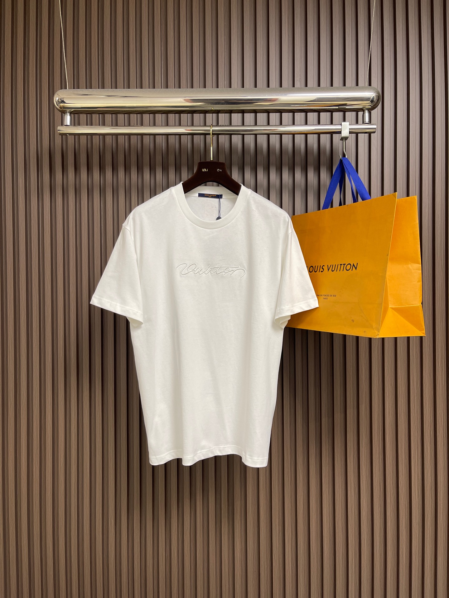 NO:598806,LV 2026ss new short-sleeved T-shirt for early spring, this 280g classic T-shirt adopts timeless solid colors and is easy to match. It is made of organic cotton and is decorated with 3D embroidered Vuitton words on the chest. The Marque L.Vuitton Deposee woven label on the back adds a sense of fashion. Sizes S-XL,, louis vuitton, T-shirt, tees, t-shirt, alexander wang19860909LV 2026ss早春新款短袖T恤,这款 280g 经典T恤采用永恒的净色,易于搭配.它采用有机棉制成,胸前饰有3D刺绣的Vuitton字样.背面的Marque L.Vuitton Deposee编织标签更添时尚感.尺码S-XL,,louis vuitton,T-shirt,tees，t-shirt,alexander wang,Men's clothing