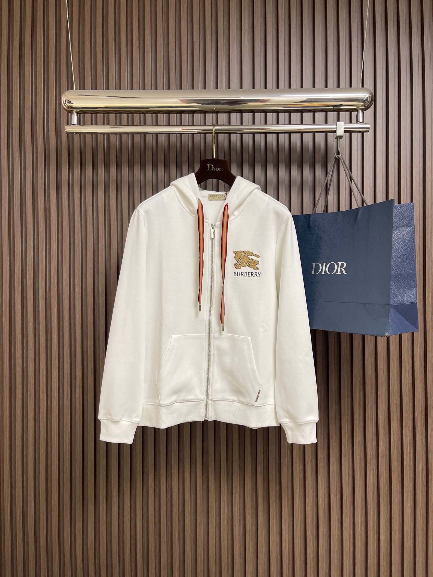 NO:646818,The complete set of Burberry 2025FW war horse logo sports zipper jacket and sweatpants suit is made of imported knitted cotton fabrics. The fabric is of moderate thickness and has a tight and dense knitted texture inside. It is comfortable and breathable to wear close to the skin, and is skin-friendly and supple. The classic solid color upper body is simple and elegant, full of sportiness, showing advanced dressing rules. It is super eye-catching when worn alone or in a complete set!  Size M-3XL,,burberry,jackets & coats,alexander wang19860909整套 Burberry 2025FW 战马logo运动拉链外套卫裤套装,甄选客供进口针织全棉面料制成,面料厚薄程度适中,内里紧实绵密的针织纹理,贴身穿着舒适透气,亲肤柔顺,经典纯色系上身简约大方,运动感十足,展现出高级穿搭法则,单穿或成套搭配都超级耐看！尺码M-3XL,,burberry,jackets & coats,alexander wang,Men's clothing