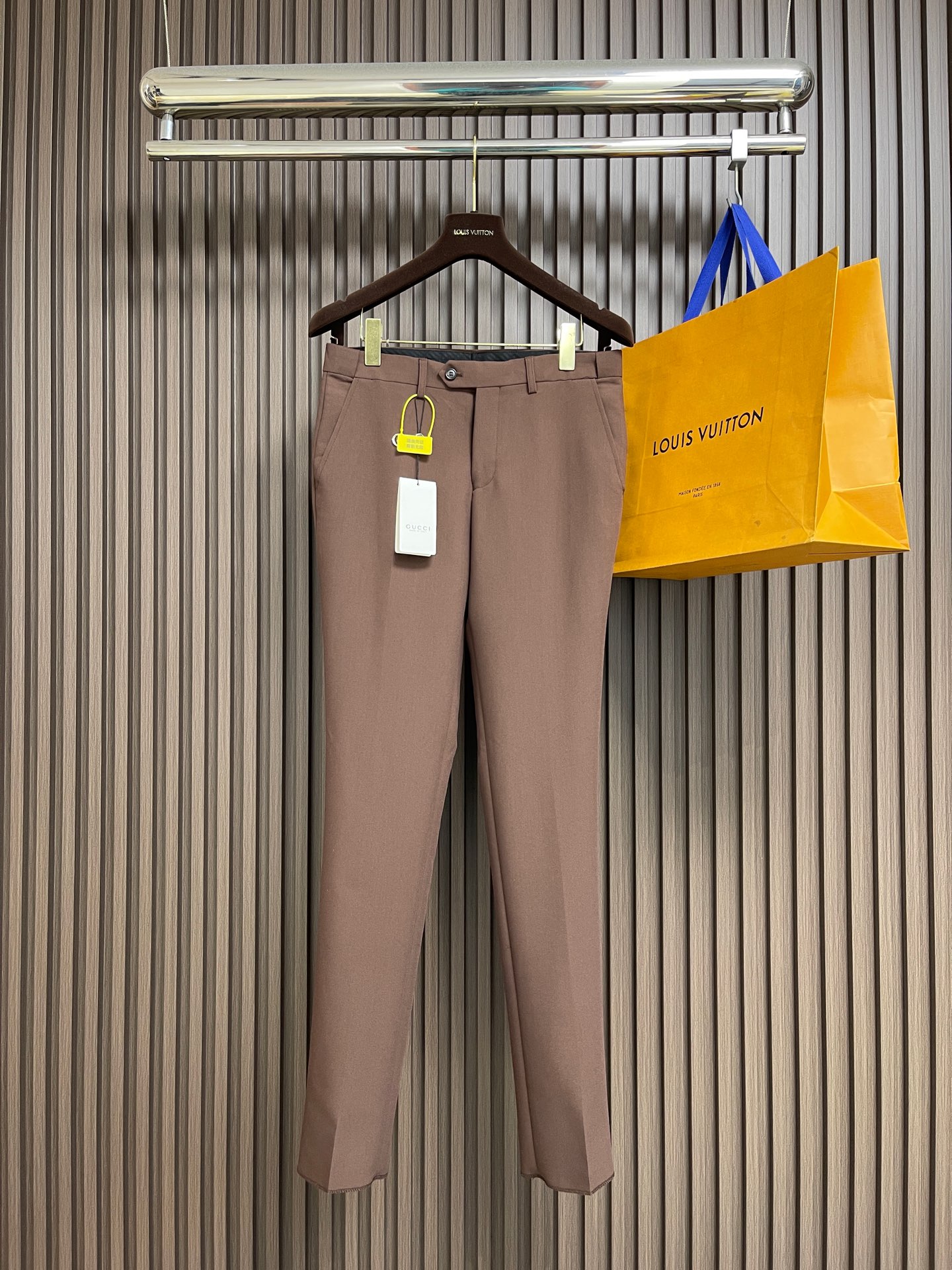 NO:613817,The whole set can be sold separately, single suit, trousers, Gucci 2026ss early spring new suit jacket and trousers suit, simple casual suit jacket with embroidery on the cuffs, imported original ultra-fine wool fabric, full of straight drape, the whole piece of clothing is machined and neatly laid out, all hardware accessories are top-notch accessories with logos supplied by customers. At first glance, they are high-end fabrics. This kind of fabrics are all custom-woven. There is no such thing as good products from regular manufacturers. There is nothing picky about it.  Such a suit is always worn and very practical. Size 46-56 Suit Size 46, length 70, shoulder width 42.8, bust 100, size 48, length 72, shoulder width 44, bust 104, size 50, length 74, size 50, shoulder width 45.2, bust 108, size 52, length 76, shoulder width 46.2, bust 112, size 54, length 78  Shoulder width 47.6 Bust 116 Size 56 length 80 Shoulder width 48.8 Bust 120 Dress pants Size 46 length 109 Waist 77 Hips 98.8 Size 48 length 112 Waist 81 Hips 102 Size 50 length 115 Waist 85 Hips 105.2 Size 52 length 117 Waist 89  Hips 108.4, size 54 pants length 119, waist 93, hips 111.6, size 56 pants length 121, waist 97, hips 114.8,,gucci,jackets & coats,business suit,alexander wang19860909整套 可拆卖 单西服 西裤 Gucci 2026ss早春新款西服外套西裤套装,袖口仔章刺绣简约休闲西装外套,进口原版进口超细羊毛布料,笔挺垂感十足,整件衣服车工走线整齐平整,所有五金附料都是客供带logo顶级配件 一看就是高档的面料 这种面料都是定织的 外面根本就没有 正规大厂途径出来的好货,无任何有挑剔的地方 这样的一套西服属于常备常穿的,实用性很强.尺码46-56 西服 46码衣长70 肩宽42.8胸围100 48码衣长72 肩宽44胸围104 50码衣长74 肩宽45.2胸围108 52码衣长76 肩宽46.2胸围112 54码衣长78 肩宽47.6胸围116 56码衣长80 肩宽48.8胸围120 西裤 46码裤长109 腰围77 臀围98.8 48码裤长112 腰围81臀围102 50码裤长115 腰围85 臀围105.2 52码裤长117 腰围89 臀围108.4 54码裤长119 腰围93 臀围111.6 56码裤长121 腰围97 臀围114.8,,gucci,jackets & coats,business suit,alexander wang,Men's clothing