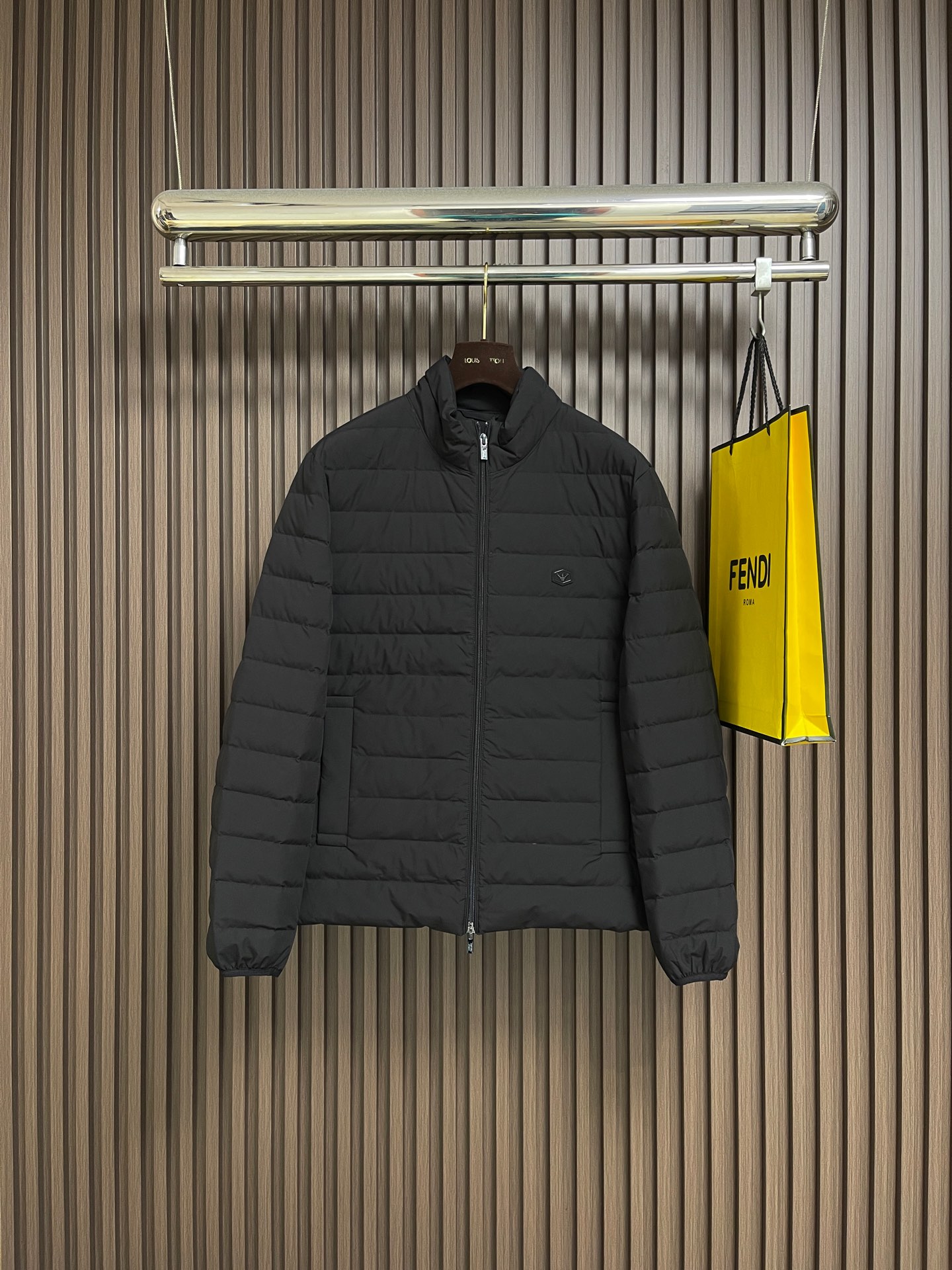 NO:646827,EmporioArmani EA men's light down jacket, this classic style, men's light down jacket is a new interpretation of simple style. The full zipper opens and closes neatly, and the side pockets are both practical and beautiful. The eagle patch on the chest is a low-key expression of the brand's genes. Every design is tailor-made for urban men, easily adapting to various scenarios such as commuting and leisure. Affiliated to Essentials  It continues the long-lasting style core of the series - with a simple and well-designed silhouette, it has become an 'evergreen style' that can be worn in the wardrobe in all seasons. The polyester fiber fabric has a high-quality texture, and the 90 white duck down filling firmly locks in the warmth. Between style and temperature, it achieves an elegant win-win. Whether it is used as a winter  The main cold-proof item in Japan, it is also the highlight of layered matching in spring and autumn. With its classic design and excellent quality, this down jacket interprets the dressing taste of urban men, allowing you to calmly show exquisite style every time you wear it. Sizes 48-54, armani, armani, down  jacket,alexander wang19860909EmporioArmani阿玛尼 EA 男士轻薄羽绒服,这款经典款,男士轻薄羽绒服以简约型格的焕新演绎,全拉链开合利落干脆,侧边口袋兼顾实用与美观,胸前配衬的鹰标贴布是品牌基因的低调彰显,每一处设计都为都市男士量身定制,轻松适配通勤、休闲等多元场景.隶属于Essentials 系列的它,延续了系列经久不衰的风格内核——以简洁且精心设计的廓形,成为衣橱里四季可搭的“常青款”.聚酯纤维面料质感高级,90白鸭绒填充则将温暖牢牢锁住,在风度与温度之间,它实现了优雅的双赢.无论是作为冬日的主力御寒单品,还是春秋季的层次搭配亮点,这款羽绒服都以其经典设计与卓越品质,诠释着都市男士的着装品味,让你在每一次穿搭中,都能从容展现精致型格.尺码48-54,,armani,armani,down jacket,alexander wang,Men's clothing