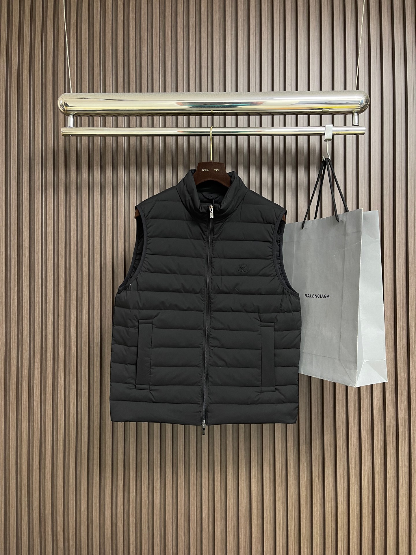 NO:646810,EA EmporioArmani Armani men's ultra-light down vest is light, luxurious and warm in winter, and can be layered to look stylish!  This vest is designed with black quilting to create a three-dimensional silhouette. The stand-up collar is simple and modern, making it easily adaptable to various styles of layering. It is filled with 90% white duck down, which perfectly combines warmth and lightness. It can lock in warmth in autumn and winter without adding bulk to the outfit. The details show the brand's ingenious two-way zipper closure, which is easy to put on and take off and has a full sense of style. The eagle logo patch on the chest is Emporio  The low-key expression of Arm**'s identity. Whether worn with a shirt inside to create a business casual style, or with a sweatshirt outside to create a street trend, it can inject light luxury texture into your look, allowing you to coexist with warmth and style in this autumn and winter. Sizes 48-54, armani, armani, hoodie, sweatshirts, shirts, down jacket, alexander wang19860909EA EmporioArmani阿玛尼男士超轻薄羽绒马甲,轻奢暖冬,叠穿出型格！这款马甲以黑色绗缝设计打造立体廓形,立领剪裁简约又具现代感,轻松适配各种风格的叠穿搭配；90白鸭绒填充,将保暖性与轻便感完美融合,秋冬时节既能锁住暖意,又不会给穿搭增添臃肿负担.细节处尽显品牌匠心双向拉链开合,穿脱自如且造型感十足；胸前鹰标贴布,是Emporio Arm**身份的低调彰显.无论是内搭衬衫打造商务休闲风,还是外搭卫衣营造街头潮流感,它都能为你的造型注入轻奢质感,让你在这个秋冬,温暖与型格并存.尺码48-54,,armani,armani,hoodie,sweatshirts,shirts,down jacket,alexander wang,Men's clothing