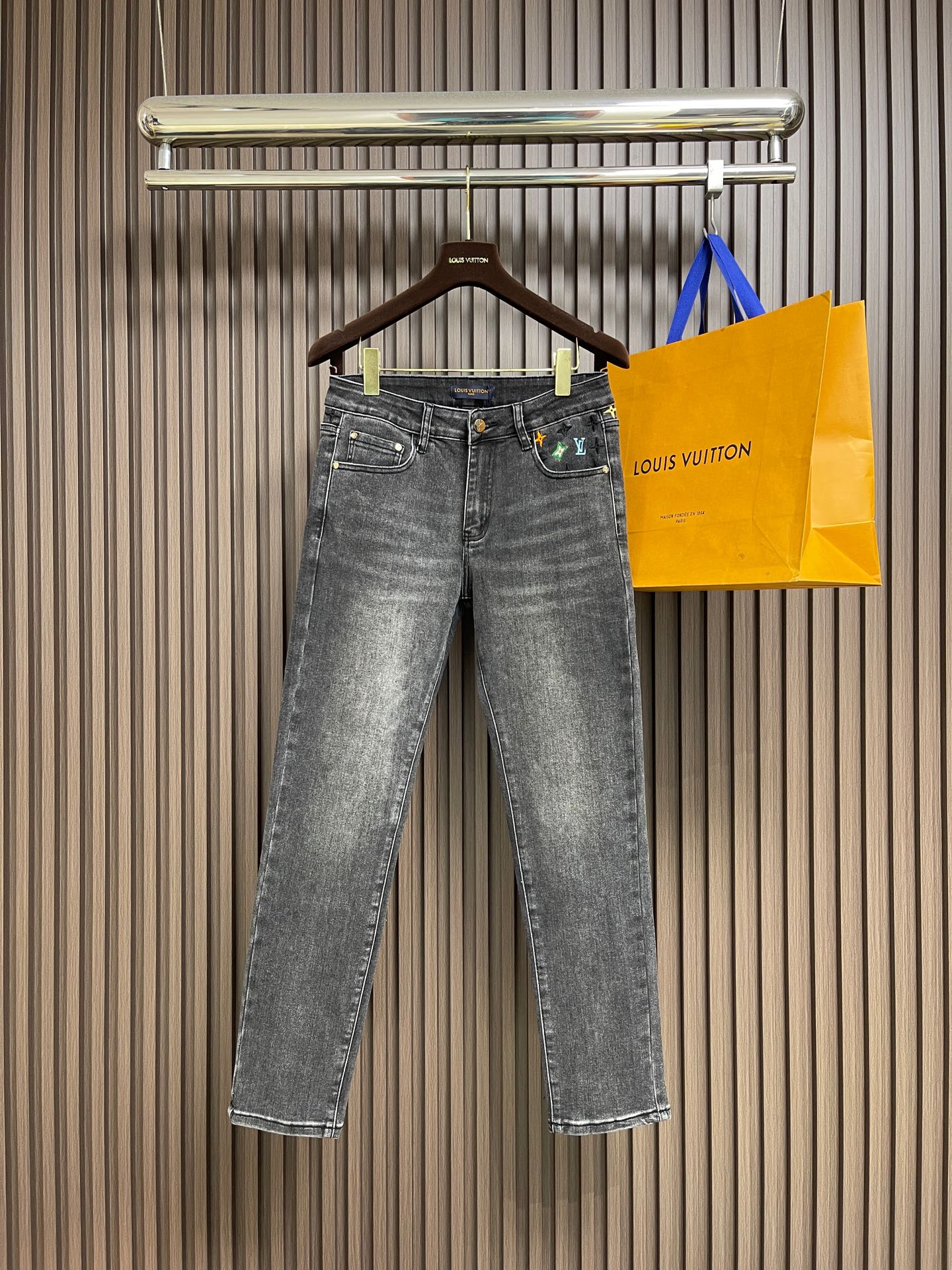 NO:646826,LV  The 2025ss new logo jeans, with its unique design concept, perfectly combine fashion and practicality, becoming a trendy item for both men and women. It is made of high-quality denim fabric and processed with special processes. The back pocket shows a low-key and layered pattern, which not only retains the classic charm of denim, but also adds a bit of delicacy and elegance. In terms of design, it adopts  The loose and straight cut not only modifies the leg shape, but also gives the wearer a high degree of comfort and freedom. Whether it is simple or handsome, you can easily control a variety of styles and show your personal charm. Whether it is daily travel or outdoor adventure, this dark pattern denim can be your ideal choice, allowing you to stand out from the crowd and show your extraordinary taste. Sizes 29-40  None 35 37 39,,louis vuitton,jeans,alexander wang19860909LV 2025ss新款logo标识牛仔裤,以其独特的设计理念,完美融合了时尚与实用性,成为男女皆宜的潮流单品.采用高品质牛仔面料,经过特殊工艺处理,后袋呈现出低调而富有层次的图案,既保留了牛仔的经典韵味,又增添了几分细腻与雅致,版型设计上,它采用了宽松直筒的剪裁,不仅修饰腿型,还赋予穿着者极高的舒适度与自由度.无论是搭配简约,还是帅气,都能轻松驾驭多种风格,展现个性魅力.无论是日常出行,还是户外探险,这款暗纹花牛仔都能成为你的理想选择,让你在人群中脱颖而出,彰显不凡品味.尺码29-40 无35 37 39,,louis vuitton,jeans,alexander wang,Men's clothing