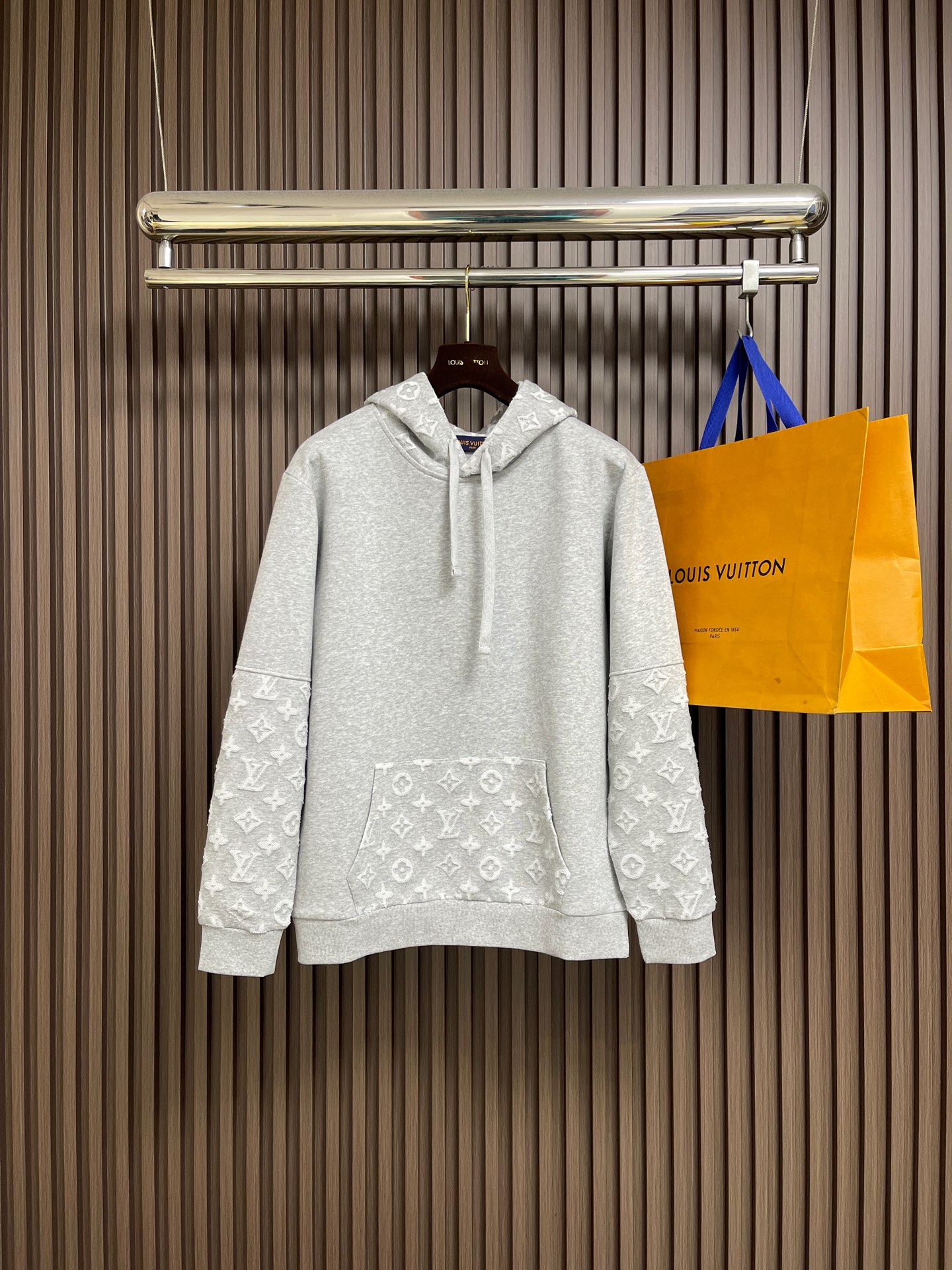 NO:644103,Tops pants LV  The classic presbyopic patchwork burnt flower hooded sweatshirt and sweatpants suit incorporates the trendy hooded design to show off the fashionable relaxation. The three-dimensional tailoring fits the body shape and the design is neat and stylish. It can easily elongate the leg line and create a casual and casual style. The high-quality knitted fabric is stiff and wear-resistant, breathable and comfortable, suitable for daily outings or light outdoor scenes. The buttons and multiple pockets are embellished in the details to add texture and can be easily controlled. It is an indispensable fashion item in the autumn and winter transition seasons. Sizes S-XL Tops  Size S dress length 73.5 Bust 114 Shoulder width 46 Sleeve length 62 Size M Dress length 75 Chest width Shoulder width 48 Sleeve length 63 Size L Dress length 77 Bust size 122 Shoulder width 50 Sleeve length 64 Size  Foot opening 33 L, pants length 103.5, waist 79. Leg opening 35, XL size, pants length 105, waist 83. Leg opening 37,,louis vuitton,hoodie,sweatshirts,hats,alexander wang19860909上衣 裤子 LV 经典老花拼接烧花连帽卫衣卫裤套装,融入潮流连帽设计,彰显时尚松弛,立体剪裁贴合身形,设计利落有型,轻松拉长腿部线条,打造随性洒脱的休闲风格.优质针织面料挺括耐磨,兼具透气性与舒适感,适合日常出街或轻户外场景.细节处纽扣与多口袋点缀,增添质感,都能轻松驾驭,是秋冬过渡季不可或缺的时尚单品.尺码S-XL 上衣 S码衣长73.5胸围114肩宽46袖长62 M码衣长75 胸围肩宽48袖长63 L码 衣长77 胸围122肩宽50袖长64 XL码 衣长78.5 胸围126 肩宽52袖长65 裤子 S码裤长100.5腰围71 脚口31 M码裤长102 腰围75 脚口33 L码 裤长103.5腰围79 脚口35 XL码 裤长105腰围83 脚口37,,louis vuitton,hoodie,sweatshirts,hats,alexander wang,Men's clothing