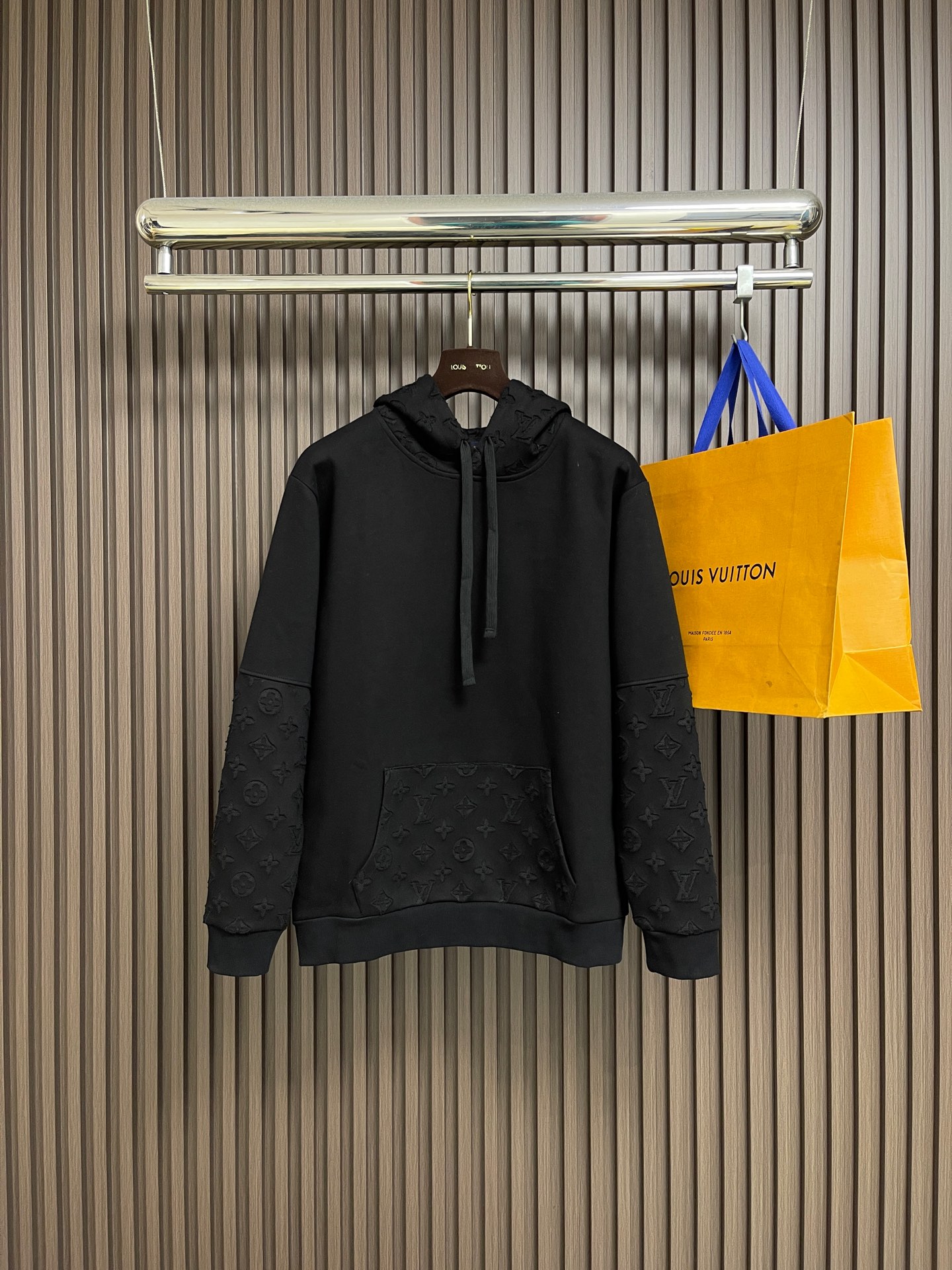 NO:646860,Tops pants LV  The classic presbyopic patchwork burnt flower hooded sweatshirt and sweatpants suit incorporates the trendy hooded design to show off the fashionable relaxation. The three-dimensional tailoring fits the body shape and the design is neat and stylish. It can easily elongate the leg line and create a casual and casual style. The high-quality knitted fabric is stiff and wear-resistant, breathable and comfortable, suitable for daily outings or light outdoor scenes. The buttons and multiple pockets are embellished in the details to add texture and can be easily controlled. It is an indispensable fashion item in the autumn and winter transition seasons. Sizes S-XL Tops  Size S dress length 73.5 Bust 114 Shoulder width 46 Sleeve length 62 Size M Dress length 75 Chest width Shoulder width 48 Sleeve length 63 Size L Dress length 77 Bust size 122 Shoulder width 50 Sleeve length 64 Size  Foot opening 33 L, pants length 103.5, waist 79. Leg opening 35, XL size, pants length 105, waist 83. Leg opening 37,,louis vuitton,hoodie,sweatshirts,hats,alexander wang19860909上衣 裤子 LV 经典老花拼接烧花连帽卫衣卫裤套装,融入潮流连帽设计,彰显时尚松弛,立体剪裁贴合身形,设计利落有型,轻松拉长腿部线条,打造随性洒脱的休闲风格.优质针织面料挺括耐磨,兼具透气性与舒适感,适合日常出街或轻户外场景.细节处纽扣与多口袋点缀,增添质感,都能轻松驾驭,是秋冬过渡季不可或缺的时尚单品.尺码S-XL 上衣 S码衣长73.5胸围114肩宽46袖长62 M码衣长75 胸围肩宽48袖长63 L码 衣长77 胸围122肩宽50袖长64 XL码 衣长78.5 胸围126 肩宽52袖长65 裤子 S码裤长100.5腰围71 脚口31 M码裤长102 腰围75 脚口33 L码 裤长103.5腰围79 脚口35 XL码 裤长105腰围83 脚口37,,louis vuitton,hoodie,sweatshirts,hats,alexander wang,Men's clothing