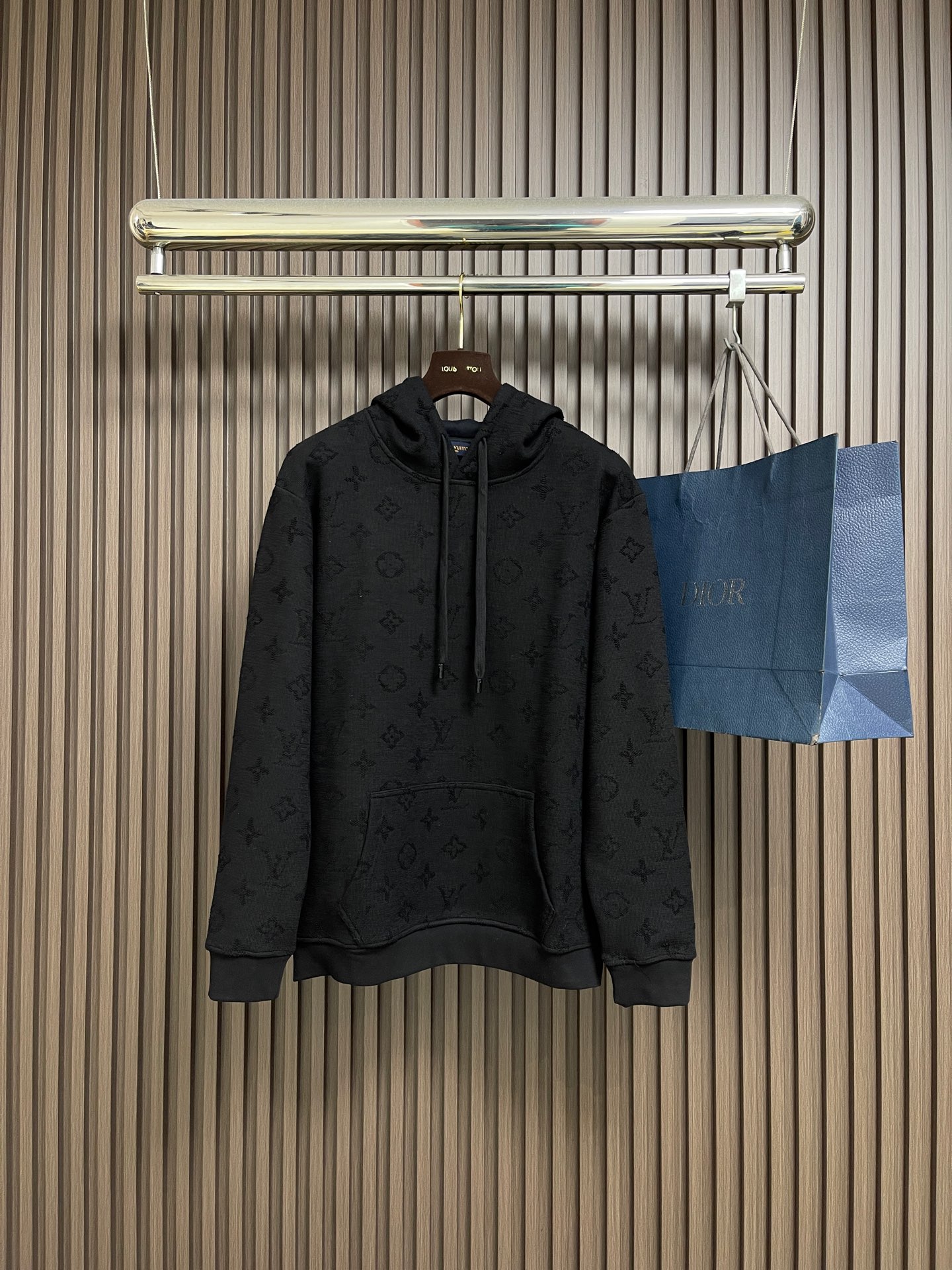 NO:646819,Tops Pants LV 2025ss new dark pattern presbyopia logo hooded sweatshirt and sweatpants suit, handsome and fashionable, full-width dark pattern letter logo, simple and versatile. The fabric cotton is not only crisp and maintains the trendy silhouette, but also comfortable to wear, and the yarn is more delicate. Sizes S-XL Tops  Length 77 Bust 122 Shoulder Width 50 Sleeve Length 64 XL Length 78.5 Bust 126 Shoulder Width 52 Sleeve Length 65 Pants S Size Pants Length 100.5 Waist Length 71 Foot Opening 31 M Size Pants Length 102 Waist Length 75 Leg Opening 33 Large Length Pants Length 103.5 Waist 79 Foot Opening 35 XL Pants Length 105 Waist 83  Feet 37,,louis vuitton,hoodie,sweatshirts,hats,alexander wang19860909上衣 裤子 LV 2025ss新品暗纹老花标识连帽卫衣卫裤套装,帅气时尚,全幅暗纹图案字母logo,简约百搭款.面料棉 不仅挺括,保持潮流的廓形,又穿着舒适,纱织更细腻.尺码S-XL 上衣 S码衣长73.5胸围114肩宽46袖长62 M码衣长75 胸围肩宽48袖长63 L码 衣长77 胸围122肩宽50袖长64 XL码 衣长78.5 胸围126 肩宽52袖长65 裤子 S码裤长100.5腰围71 脚口31 M码裤长102 腰围75 脚口33 L码 裤长103.5腰围79 脚口35 XL码 裤长105腰围83 脚口37,,louis vuitton,hoodie,sweatshirts,hats,alexander wang,Men's clothing