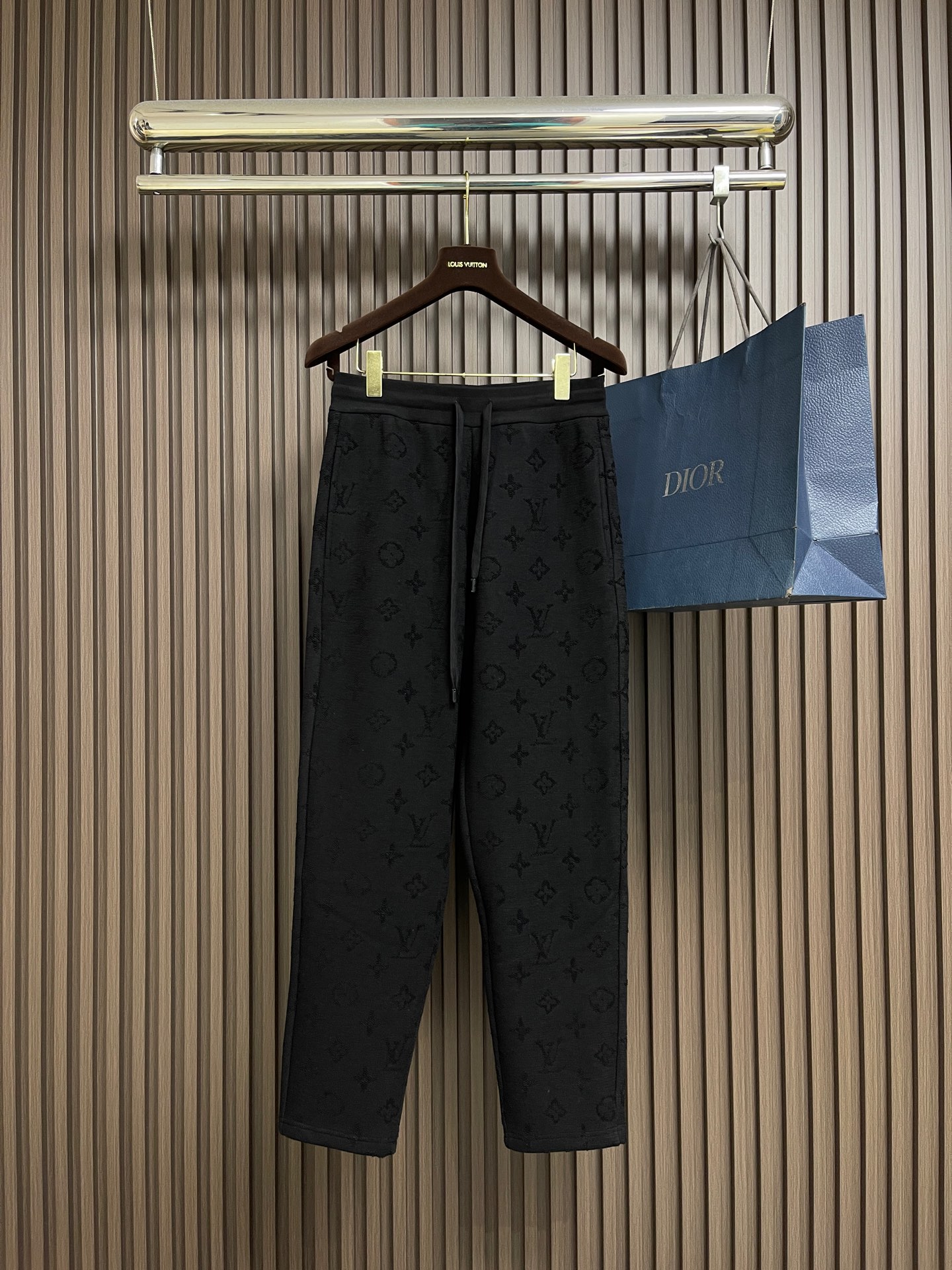 NO:598797,Tops and pants LV 2025ss new dark pattern presbyopic logo zipper hooded sweatshirt and sweatpants suit, handsome and fashionable, full dark pattern letter logo, simple and versatile. The fabric cotton is not only crisp and maintains the trendy silhouette, but also comfortable to wear, and the yarn is more delicate. Sizes S-XL Top S size Length 73.5 Bust 114 Shoulder width 46 Sleeve length 62 M size Length 75 Bust Shoulder width 48 Sleeve length 63  Size L, dress length 77, chest 122, shoulder width 50, sleeve length 64, XL size, dress length 78.5, chest 126, shoulder width 52, sleeve length 65, pants S, pants length 100.5, waist 71, leg opening 31, M size pants length 102, waist 75, leg opening 33, size L, pants length 103.5, waist 79, leg opening 35, XL size, pants length 105, waist 83  Feet 37,,louis vuitton,hoodie,sweatshirts,hats,alexander wang19860909上衣裤子 LV 2025ss新品暗纹老花标识拉链连帽卫衣卫裤套装,帅气时尚,全幅暗纹图案字母logo,简约百搭款.面料棉 不仅挺括,保持潮流的廓形,又穿着舒适,纱织更细腻.尺码S-XL 上衣 S码衣长73.5胸围114肩宽46袖长62 M码衣长75 胸围肩宽48袖长63 L码 衣长77 胸围122肩宽50袖长64 XL码 衣长78.5 胸围126 肩宽52袖长65 裤子 S码裤长100.5腰围71 脚口31 M码裤长102 腰围75 脚口33 L码 裤长103.5腰围79 脚口35 XL码 裤长105腰围83 脚口37,,louis vuitton,hoodie,sweatshirts,hats,alexander wang,Men's clothing