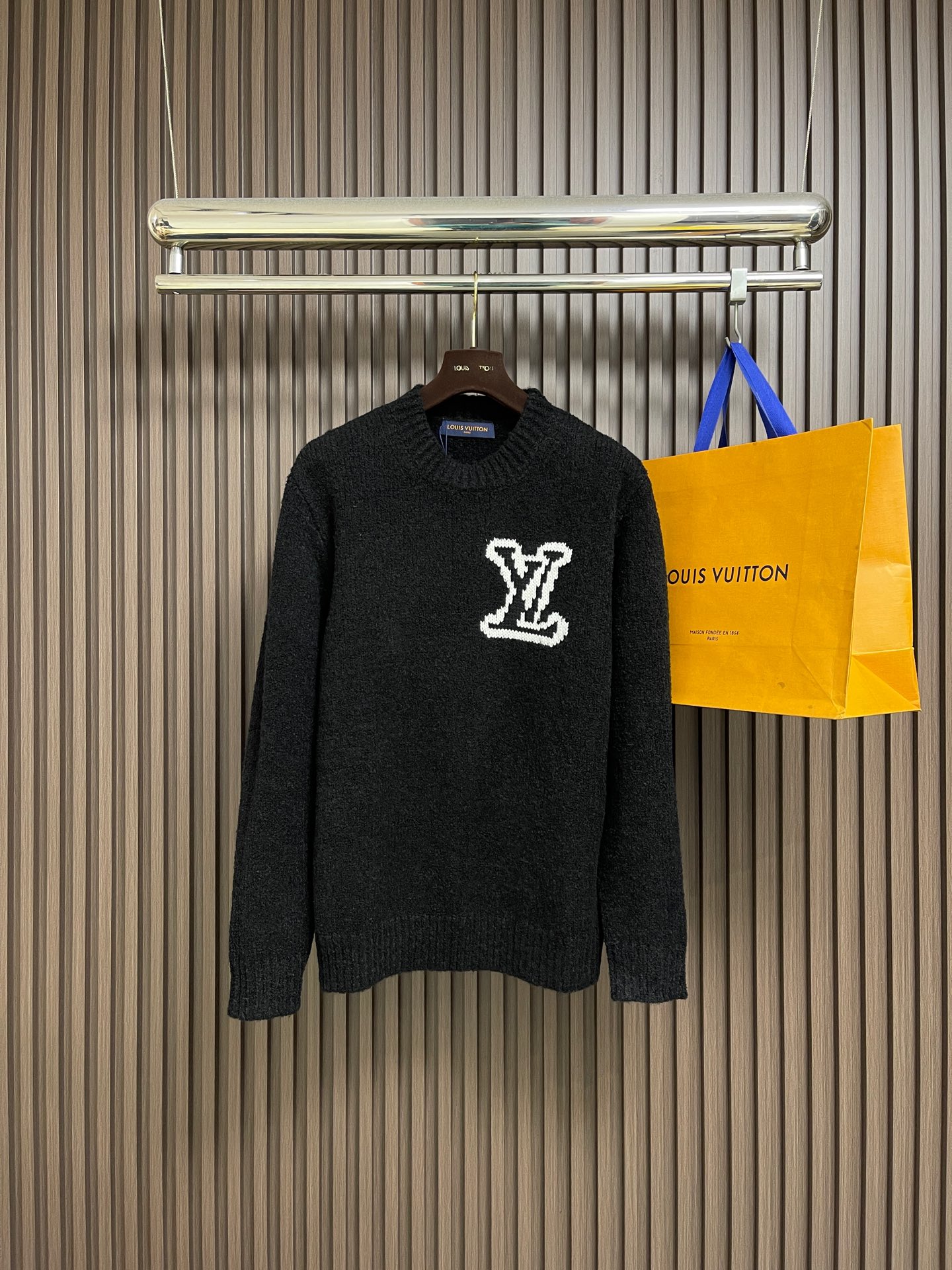 NO:598801,LV SS autumn and winter new crochet letter logo jacquard knitted sweater, made of circular cotton wool, full of texture, comfortable and close to the skin, the front panel is decorated with contrasting colors, the LV logo is integrated into the knitting, the back panel cleverly presents the mirror effect logo, just the right design, unique texture, jacquard weaving method, a superb knitting technology. Use multiple loops to knit on the yarn at the same time. By finely controlling the interweaving of loops, the LV logo and its mirror image logo are finely knitted. Same style for men and women!  Size S-XL,,louis vuitton,sweaters,alexander wang19860909LV SS秋冬新款钩花字母标识提花针织毛衣,采用例圈圈绵毛料 质感十足 舒适贴肤 前幅饰以撞色LV 标识融入针织 后幅巧妙呈现镜像效果标识 恰到好处的设计 独具一格的纹理 提花织法 一种精湛的针织技术 使用多个线圈同时在纱线上进行编织 通过精细地控制线圈的交织 实现LV标识与其镜像标识的精细编织 男女同款！尺码S-XL,,louis vuitton,sweaters,alexander wang,Men's clothing