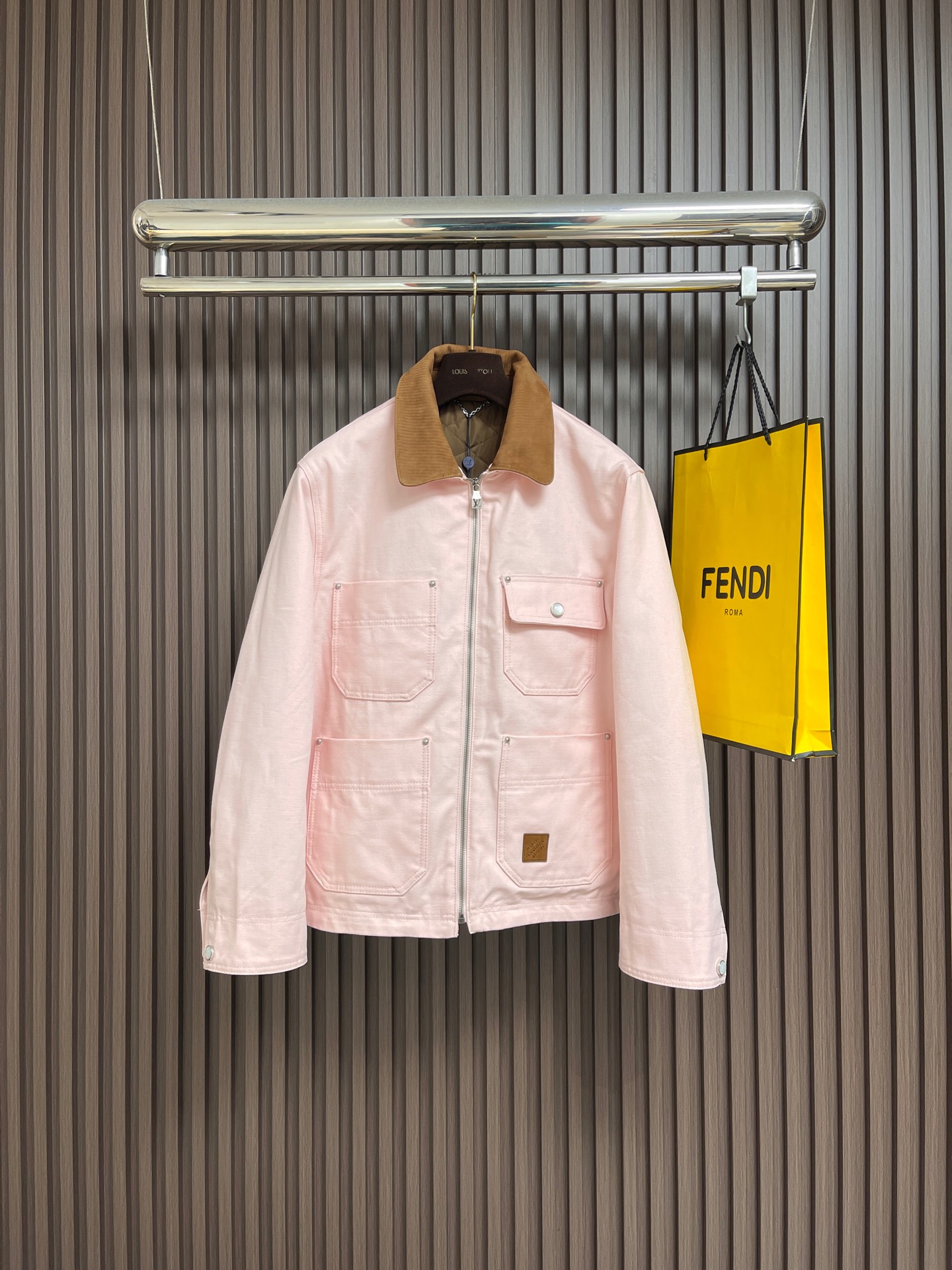 NO:598820,LV patchwork lapel jacket, made of customized cotton fabric!  The texture is great, soft and strong to the touch, not only comfortable to wear, but also very durable!  The pink is dyed very evenly, with no color patches or fading, and the color fastness is strictly controlled!  The hem pocket is decorated with a leather label. The handwriting is clear and neat. The thickness and spacing of the font are consistent with yb. The attention to detail is perfect!  The spliced ​​lapel design, the overall alignment is straight and delicate, the fabric is comfortable and soft, the color is consistent and there is no color difference, it can be matched with the same style to create a fashionable look, and can be used in various occasions, customized accessories, complete with three standards, the same style for men and women!  Size 44-46-48-50-52,,louis vuitton,jackets & coats,jackets & coats,alexander wang19860909LV 拼接翻领夹克外套,采用定制棉质面料！质感超棒,摸起来柔软又结实,不仅穿着舒服,还特别耐穿！粉色染得很均匀,没有色块或者褪色的情况,色彩牢度是经过严格把控的！下摆口袋上饰以皮标点缀,字迹清晰工整,字体的粗细、间距都与yb一致,细节把控堪称完美！拼接翻领设计,整体走线平直细腻,面料舒适柔软,颜色一致无色差能与同款搭配营造时尚造型,驾驭各种场合,定制辅料,三标齐全,男女同款！尺码44-46-48-50-52,,louis vuitton,jackets & coats,jackets & coats,alexander wang,Men's clothing