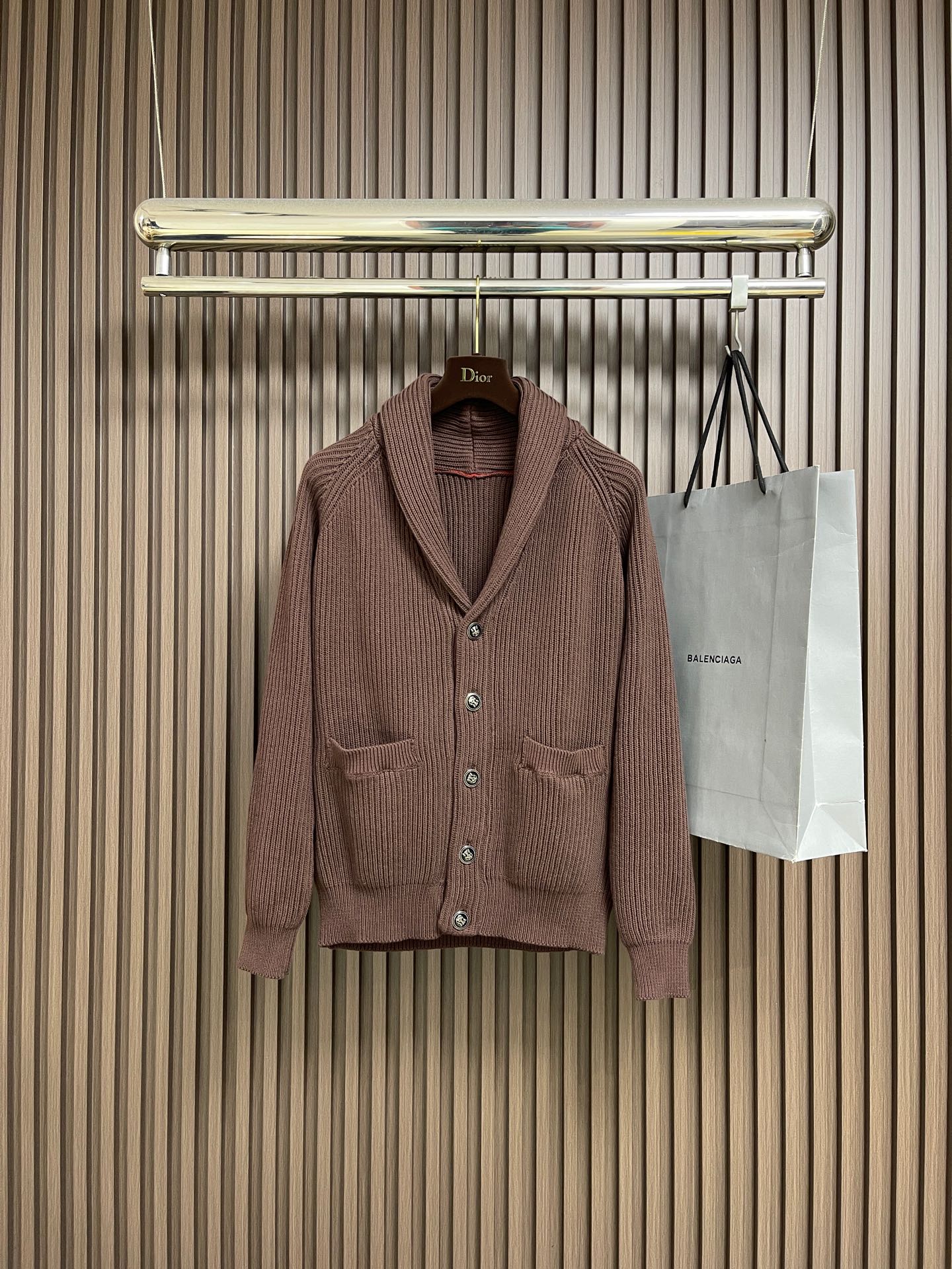 NO:600130,Brunello Cucinelli BC new autumn and winter knitted wool cardigan. High-quality Italian imported wool blend fabric, high-density knitting, fashionable and versatile sweater, very handsome. Classic jacquard style. Durable and not easy to deform, version, can be easily held in various styles. Classic fashion style that is sought after every year. Complete three standards. High-quality bulk. Sizes 48-54, brunello cucinelli, sweaters, alexander wang19860909Brunello Cucinelli BC 秋冬新款针织羊毛开衫 高品质意大利进口羊毛混纺面料,高密度针织,时尚百搭毛衣,帅气十足.经典提花款.耐穿不易变形,版型,各种风格都能轻松Hold住,年年被追捧的经典时尚款 三标齐全 高品质大货.尺码48-54,,brunello cucinelli,sweaters,alexander wang,Men's clothing