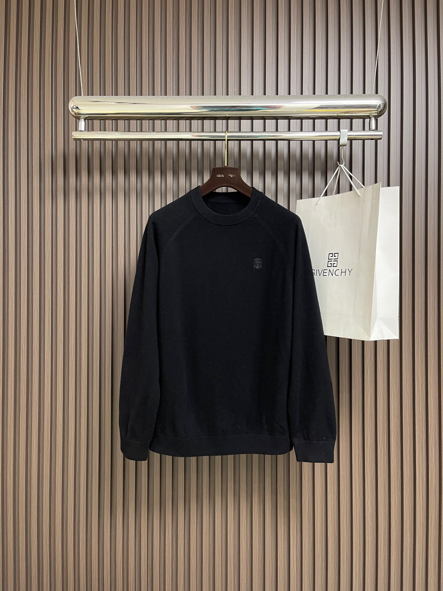 NO:646815,BC 2025ss autumn and winter classic simple round neck wool knitted sweater. With its excellent quality and exquisite craftsmanship, it has become the favorite of many fashion lovers.  This sweater is made of top-grade wool fabric, which is soft and delicate to the touch and as light as a cloud. It has excellent thermal insulation properties and can make you feel as warm as spring even in the cold winter. The natural characteristics make the sweater have good breathability, keep the skin dry and comfortable, and protect your skin all day long. It adopts a classic round neck style, simple and elegant  , versatile and practical. Whether paired with casual pants or formal pants, you can easily create different styles. The details highlight the quality, exquisite stitching and thoughtful tailoring, allowing the sweater to fit the body curves and show an elegant figure. Meet your dressing needs in different occasions. Sizes M-XXL, sweaters, alexander  wang19860909BC 2025ss秋冬经典简约圆领羊毛针织毛衣,它以其卓越的品质和精湛的工艺,成为了众多时尚爱好者的心头好. 这款毛衣选用了顶级羊毛面料,触感柔软细腻,如同云朵般轻盈.它具有出色的保暖性能,即使在严寒的冬日,也能让你感受到如春般的温暖.天然特性使得毛衣具有良好的透气性,保持肌肤干爽舒适,全天候呵护你的肌肤.采用了经典圆领款式,简约大方,百搭实用.无论是搭配休闲裤还是正装裤,都能轻松打造出不同的风格.细节之处更是彰显品质,精致的缝线和贴心的剪裁,让毛衣贴合身体曲线,展现优雅身姿.满足你在不同场合的穿搭需求.尺码M-XXL,,sweaters,alexander wang,Men's clothing