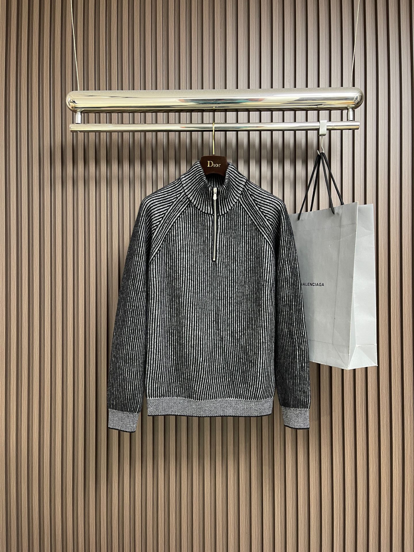 NO:646846,B.C.  2025ss autumn and winter new classic simple semi-zipped knitted sweater, which has become the favorite of many fashion lovers for its excellent quality and exquisite craftsmanship. This sweater is made of top-grade wool fabric, which is soft and delicate to the touch, as light as a cloud. It has excellent thermal insulation performance, even in the cold winter, it can make you feel as warm as spring. The natural characteristics make the sweater have good breathability, keeping the skin dry and comfortable  Suitable and caring for your skin all day long. It adopts a classic stand-up collar style, simple and elegant, versatile and practical. Whether it is paired with casual pants or formal pants, you can easily create different styles. The details highlight the quality. Exquisite stitching and thoughtful tailoring make the sweater fit the body curves and show an elegant figure. Meet your dressing needs in different occasions. Sizes M-XXL, sweaters, alexander  wang19860909BC 2025ss秋冬新款经典简约半拉练针织毛衣,它以其卓越的品质和精湛的工艺,成为了众多时尚爱好者的心头好.这款毛衣选用了顶级羊毛面料,触感柔软细腻,如同云朵般轻盈.它具有出色的保暖性能,即使在严寒的冬日,也能让你感受到如春般的温暖.天然特性使得毛衣具有良好的透气性,保持肌肤干爽舒适,全天候呵护你的肌肤.采用了经典立领款式,简约大方,百搭实用.无论是搭配休闲裤还是正装裤,都能轻松打造出不同的风格.细节之处更是彰显品质,精致的缝线和贴心的剪裁,让毛衣贴合身体曲线,展现优雅身姿.满足你在不同场合的穿搭需求.尺码M-XXL,,sweaters,alexander wang,Men's clothing