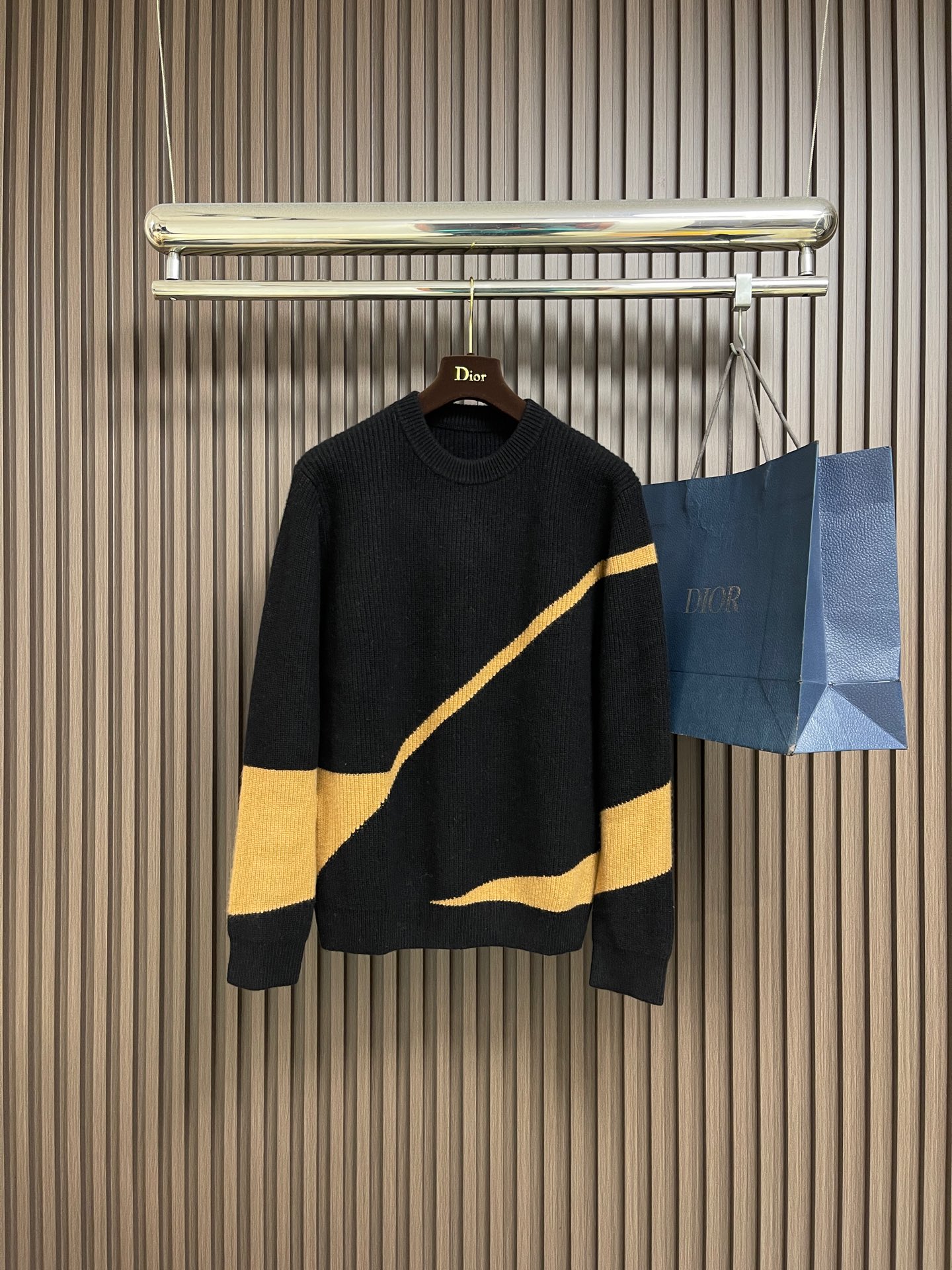 NO:646847,zegna Ermenegildo Zegna's geometric pattern intarsia pit strip men's round neck knitted sweater, new for autumn and winter, is woven from high-quality wool. The fiber is as fine and soft as clouds and is as skin-friendly as a cloud. It does not feel prickly when worn next to the body. At the same time, it relies on the natural curl structure to lock in heat and achieve warmth without sacrificing warmth. Dry wearing experience. The classic round neck design is simple and elegant, suitable for various body shapes and occasions, and the corrugated texture of the body is a hidden slimming design - the concave and convex vertical stripes are arranged as regularly as piano keys, with a significant longitudinal stretching effect, and are both elastic and stiff. It has a sense of style and is not easily deformed after long-term wear. The geometric intarsia is the visual focus, using precision knitting technology to outline lines and color blocks, injecting low-key style with abstract aesthetics, giving the simple version a layered charm. From light business scenes with suits, to casual moments with denim trousers to create a relaxed texture, every inch of stitching carries the Z family's ingenuity, which is not only a warm item, but also a silent expression of taste. Sizes M-XXL,,zegna,sweaters,business suit,alexander wang19860909zegna 杰尼亚几何图形嵌花坑条男士圆领针织毛衣,秋冬新品,甄选高品质优质羊毛织造,纤维细腻柔软如云朵般亲肤,贴身穿毫无扎感,同时凭借天然卷曲结构锁住热量,实现暖而不燥的穿着体验.经典圆领设计简约大气,适配各类身形与场合,而衣身的坑条肌理是暗藏的显瘦心机﹣﹣凹凸竖条纹如同钢琴键般规整排列,纵向拉伸效果显著,兼具弹力与挺括感,久穿不易变形.几何图形嵌花是视觉焦点,以精密针织工艺勾勒线条与色块,用抽象美学注入低调格调,让简约版型焕发层次魅力.从轻商务场景搭配西装内搭,到休闲时刻配牛仔长裤,营造松弛质感,每一寸针脚都承载着Z家匠心,既是保暖单品,更是品味的无声表达.尺码M-XXL,,zegna,sweaters,business suit,alexander wang,Men's clothing