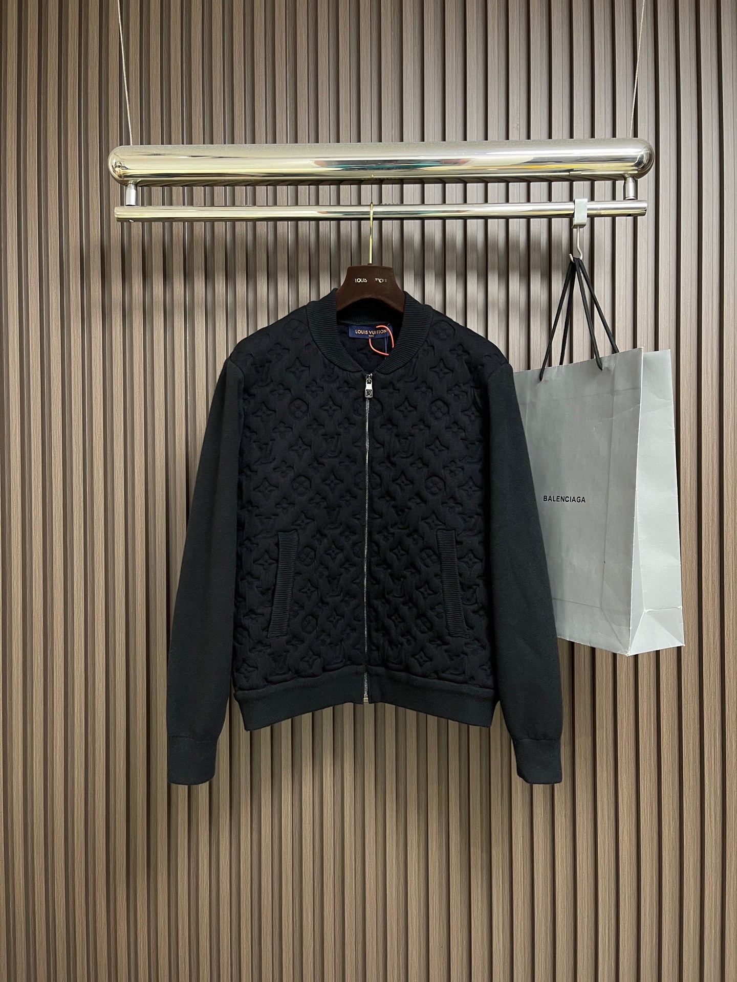 NO:600151,LV padded wool bomber jacket, made of custom-woven wool interwoven three-dimensional jacquard fabric. Soft as clouds, thick and solid, every inch of fiber contains heavy warmth. The classic black tone exudes an innate sense of luxury, and the full-width Monogram quilting reconstructs the texture of the body. Each diamond grid reshapes the flat totem on the canvas into a relief building on the body. Textures of different shades are raised like reliefs. A neat skeleton supported by textures.  Quilted lining reconstructs the temperature philosophy of the bomber jacket. Let iconic symbols become walking art, molding three-dimensional Monogram embossing process to permanently shape the relief outline. Prioritize the use of customized metal molds and precision lamination technology to permanently shape the Monogram pattern with a relief three-dimensional texture. Form a three-dimensional texture with both visual concave and convex feeling and tactile relief feeling, using a laser projection positioning system. The split mold modules are accurately aligned on the fabric according to the Monogram arrangement pattern to ensure that the full-width pattern is continuous and without misalignment, multi-layer composite lining  Precision composite adhesive lining + elastic sponge + isolation film three layers of functional materials are used to form the structural support of the fabric, lining and lining, ensuring that the Monogram pattern can be three-dimensionally raised and permanently shaped during molding. The shape is fixed, and the ready-to-wear washing water is softened and deodorized. Professional washing equipment and specific detergents are used to deeply clean and deodorize the clothes to improve the feel and appearance of the clothes. The overall wiring is straight and delicate, the fabric is comfortable and soft, and the color is consistent without color difference.  It can be matched with the same style to create a fashionable look, and can be used in various occasions. Customized accessories, complete with three standards, same style for men and women!  Sizes S-XL,,louis vuitton,jackets & coats,jackets & coats,alexander wang19860909LV 衬垫羊毛飞行员夹克外套,定织臻选羊毛交织立体提花料 柔如云朵 厚重扎实 每一寸纤维都蕴含着沉甸甸的暖意 经典黑色调散发与生俱来的高级感以全幅Monogram绗缝重构衣身肌理 每一道菱形格将帆布上的平面图腾重塑为衣身的浮雕建筑 深浅不一的纹理如同浮雕般凸起 用纹路撑起的利落骨架 绗缝衬垫 重构飞行员夹克的温度哲学 让标志性符号成为行走的艺术,模塑立体Monogram压花工艺 永久定型浮雕轮廓 优先通过定制金属模具与精密压合技术 将Monogram 图案以浮雕式立体纹理永久定型 形成兼具视觉凹凸感与触觉浮雕感的立体纹路,采用激光投影定位系统 将拆分的模具模块按Monogram排列规律在面料上精准对位 确保全幅图案连续无错位,多层复合衬垫 通过精准复合粘合衬＋弹性海绵＋隔离膜三层功能性材料 形成面料 衬垫 里布的结构支撑 确保模压时Monogram纹路能立体隆起并永久定型 形态固定,成衣洗水加软去味工艺 通过专业的洗涤设备和特定的洗涤剂 对衣物进行深度清洁和去味处理改善衣物的手感和外观.整体走线平直细腻,面料舒适柔软,颜色一致无色差 能与同款搭配营造时尚造型,驾驭各种场合,定制辅料,三标齐全,男女同款！尺码S-XL,,louis vuitton,jackets & coats,jackets & coats,alexander wang,Men's clothing