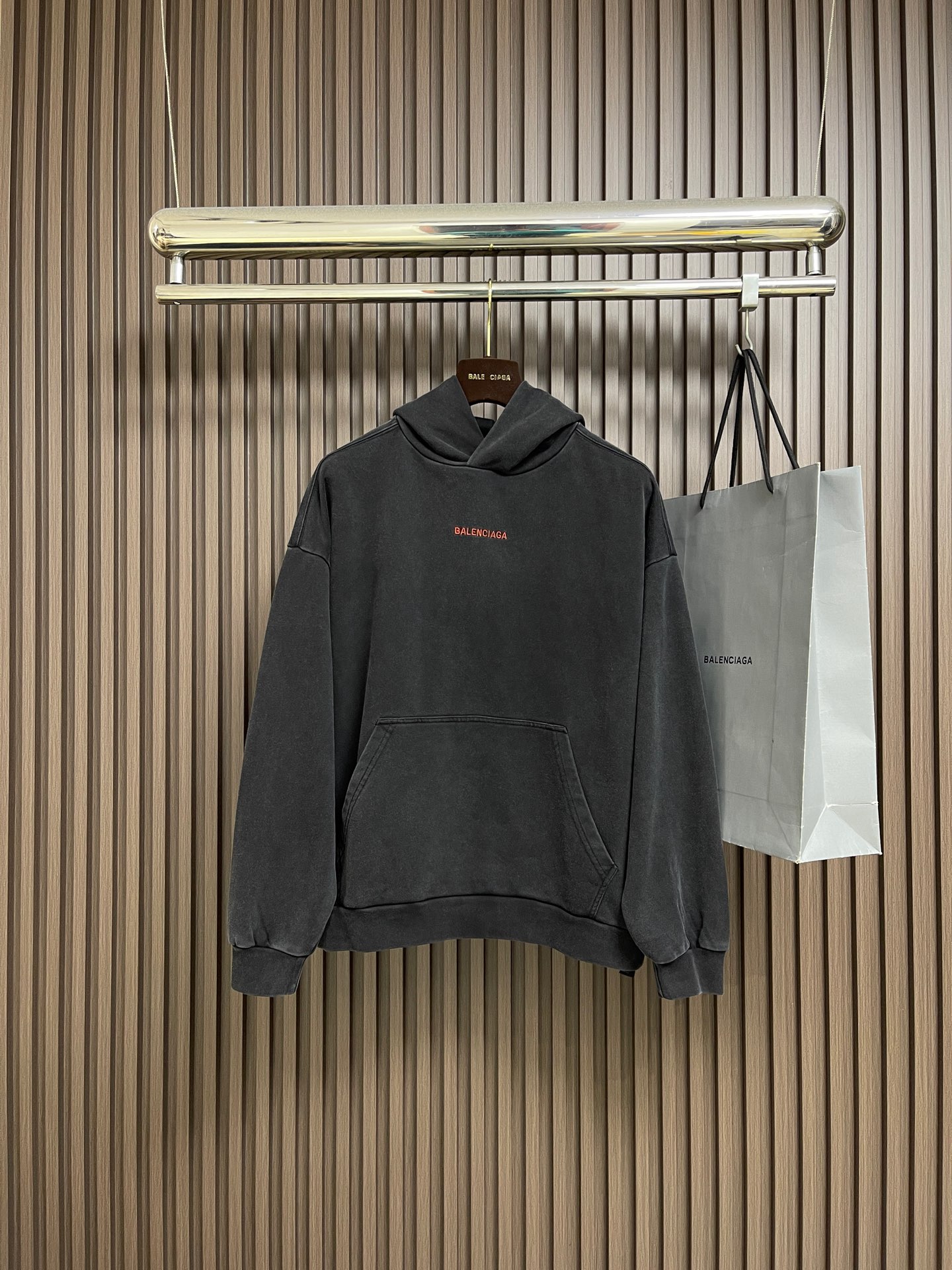 NO:597852,Balenciaga back embroidered hooded sweatshirt. Customized premium velvet soft fabric. It feels delicate and comfortable against the skin. The main color is unique faded black. Mysterious and charming. The minimalist and exquisite Balenciaga Back embroidery art on the chest is a concrete expression of the brand's soul. The back panel is deconstructed with Balenciaga Back embroidery into a flowing visual storm. Use the most traditional red to embroider the most uninhibited soul. No drawstring hood design. Artist walking at the forefront of fashion.  Outline your own fashion picture with every outfit. Use imported machine embroidery technology. Use advanced computer control system and precision mechanical components to realize Balenciaga back embroidery work with high precision. The lines are smooth and delicate. 285. Use washing and color frying process. Prioritize the special desizing agent. Next, the fabric is soaked in it and evenly sized. After desizing, it is finally rinsed. The workmanship is extremely complex and the loss is high.  Size S-XL,,balenciaga,hoodie,sweatshirts,hats,alexander wang19860909Balenciaga back刺绣兜帽卫衣 定制臻品绒柔织料 手感细腻 舒适贴肤 以独特的褪色黑色为主色调 神秘而迷人 胸前那极简精妙的Balenciaga Back刺绣艺术为点缀是品牌灵魂的具象化表达 后幅则以 Balenciaga Back刺绣解构为流动的视觉风暴 用最传统的红 绣最不羁的魂 无抽绳兜帽设计 行走在时尚前沿的艺术家 用每一次穿搭 勾勒出属于自己的时尚画卷 采用进口机刺绣工艺 使用先进的计算机控制系统和精密的机械部件 实现Balenciaga back刺绣作业 精度高 线条流畅而细腻285 采用洗水炒色工艺 优先选择特制的退浆剂 再讲布料浸泡其中 均匀受浆 退浆后 最终再进行漂洗 做工复杂至极 损耗高 尺码S-XL,,balenciaga,hoodie,sweatshirts,hats,alexander wang,Men's clothing