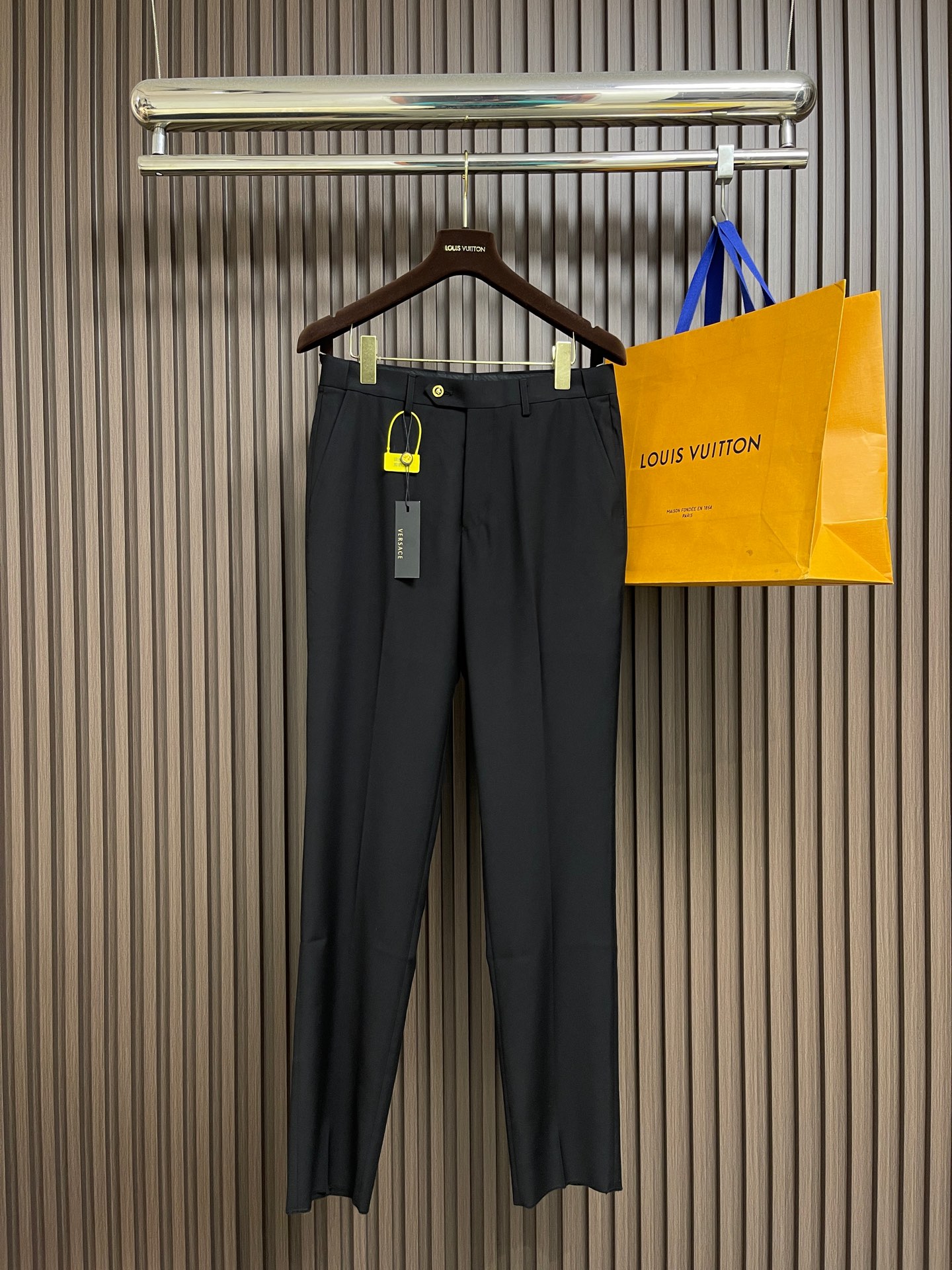 NO:645030,The whole set can be sold separately. Single suit, trousers and Versace Versace 2025ss autumn and winter men's fashion business casual light suit jacket and trousers suit.  The overall outline tends to be simple, with a rather luxurious and thoughtful design, unique fabric characteristics, extremely breathable, perfect hand-made buttonholes, and hemming lines are all hand-sewn by top tailors in the workshop, and the buttons are engraved with Medusa poles.  It is rich in beauty, and each button is unique. The color is light and versatile, and the classic Italian modern business slim tailoring. The upper body is full of shape, capable and elegant, and the lines are perfect. It is easy to highlight the temperament. It is an excellent styling tool in the dressing season!  The size of trousers is 29-38, the size of suit is 46-58,,versace,versace,jackets & coats,business suit,alexander wang19860909整套 可拆卖 单西服 西裤versace范思哲 2025ss秋冬男士时尚商务休闲轻便西装外套西裤套装．整体轮廓趋于简约风格,颇为奢华且心机的设计,独一无二的面料特质,透气性极为优越,完美的手工锁眼,包边走线均由工坊顶级裁缝大师纯手工缝制,纽扣镌刻的美杜莎极富美感,且每粒扣都是独一无二的存在,配色轻熟百搭,经典意式现代商务修身剪裁,上身型款十足,干练而优雅,线条感完美,极易凸显出气质,属于穿搭季绝佳的造型利器！西裤码数29-38 西服码数46-58,,versace,versace,jackets & coats,business suit,alexander wang,Men's clothing