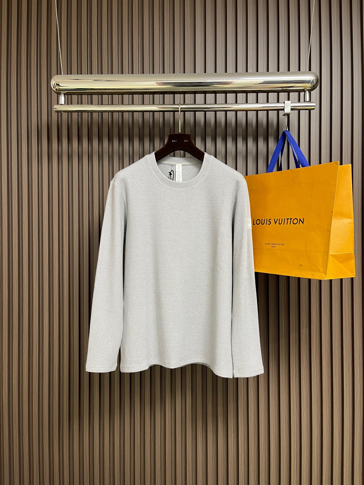 NO:646842,Tops and pants Alo 2025ss new autumn and winter round neck long-sleeved T-shirt and trousers suit, logo pattern labeling modification!  It is different from the past and declares the design concept that the brand has inherited for many years!  Its eye-catching appeal is no less than any classic style, perfectly presenting the sense of fashion, high-end and luxury to the world!  It is made of imported 100% cotton material supplied by customers. It is a selection of high-quality pure cotton fabrics. It feels soft, waxy and delicate to the skin. The actual product will definitely exceed your imagination. It is extremely comfortable and breathable. Even if you sweat profusely, you will not feel greasy or stuffy. It maximizes sweat wicking and moisture absorption!  Size S-XL Top Size S Length 73 Bust 104 Shoulder Width 45 Sleeve Length 62.5 Size M Length 75 Bust Shoulder Width 46 Sleeve Length 63 L Size Length 77 Bust 112 Shoulder Width 47 Sleeve Length 63.5  Pants length 102 Waist 76 Hips 54 L Pants length 104 Waist 80 Hips 56 XL Pants length 105 Waist 84 Hips 58,,tees,t-shirt,alexander wang19860909上衣 裤子 Alo 2025ss秋冬新款圆领长袖T恤长裤套装,标识logo图案贴标修饰！区别于以往的不同,宣示品牌传承多年的设计理念！其吸睛度完全不亚于任何经典款式,将时髦高级感与奢华感完美呈现在世人眼前！客供进口全棉材质制成,精选优质纯棉面料,触感软糯亲肤细腻,实物到手绝对超乎你的想象,贴身无比舒适透气,即便是汗流浃背也不会有腻身及闷热感可言,将排汗吸湿性发挥到了极致！尺码S-XL 上衣 S码衣长73 胸围104 肩宽45 袖长62.5 M码衣长75胸围 肩宽46 袖长63 L码衣长77胸围112肩宽47袖长63.5 XL码 衣长79胸围116肩宽48 袖长64 裤子 S码 裤长100 腰围74臀围52 M码 裤长102腰围76臀围54 L码 裤长104腰围80臀围56 XL码 裤长105 腰围84 臀围58,,tees，t-shirt,alexander wang,Men's clothing