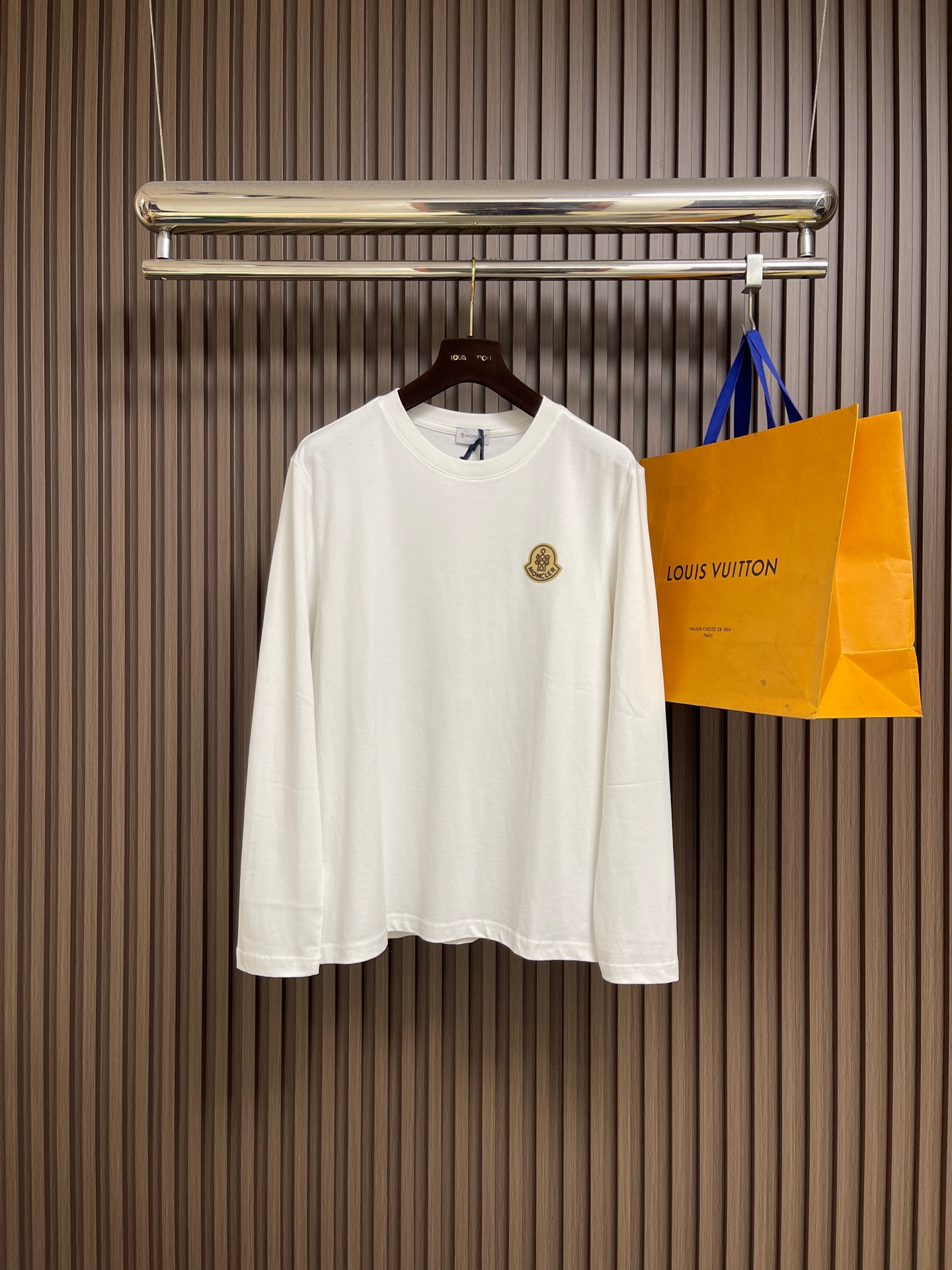 NO:597876,Moncler 2025ss new autumn and winter long-sleeved T-shirt, customized fabric, customized logo, excellent comfort and breathability, soft, anti-wrinkle, elasticity and drape. It is handsome whether worn alone or worn inside. Pursuing luxury, noble and elegant style, creating extraordinary men's taste, the visual effect is very good, extremely high-grade, simple and fashionable, a must-have choice for leisure and business. Size S-3XL S size chest 100 shoulder width 44  Length 68 Sleeve length 62 Size M Bust 104 Shoulder width 45.5 Length 70 Sleeve length 63 Size L Chest size 108 Shoulder width 47 Size L 72 Sleeve length 64 Size  Shoulder width 51.5, shirt length 78, sleeve length 67, tees, t-shirt, alexander wang19860909Moncler 2025ss秋冬新款长袖T恤,定制面料,定制仔章logo,舒适性与透气性兼优,柔软抗皱弹性和垂性极佳,无论是单穿或是内搭都是帅气十足,追求奢华高贵优雅风范,打造不凡男士品味,视觉效果非常赞,档次极高,简约时尚,休闲商务必备之选.尺码S-3XL S码胸围100 肩宽44 衣长68袖长62 M码胸围104 肩宽45.5 衣长70袖长63 L码 胸围108 肩宽47 衣长72 袖长64 XL码 胸围112 肩宽48.5衣长74袖长65 2XL码 胸围116 肩宽50 衣长76袖长66 3XL码 胸围120 肩宽51.5衣长78袖长67,,tees，t-shirt,alexander wang,Men's clothing