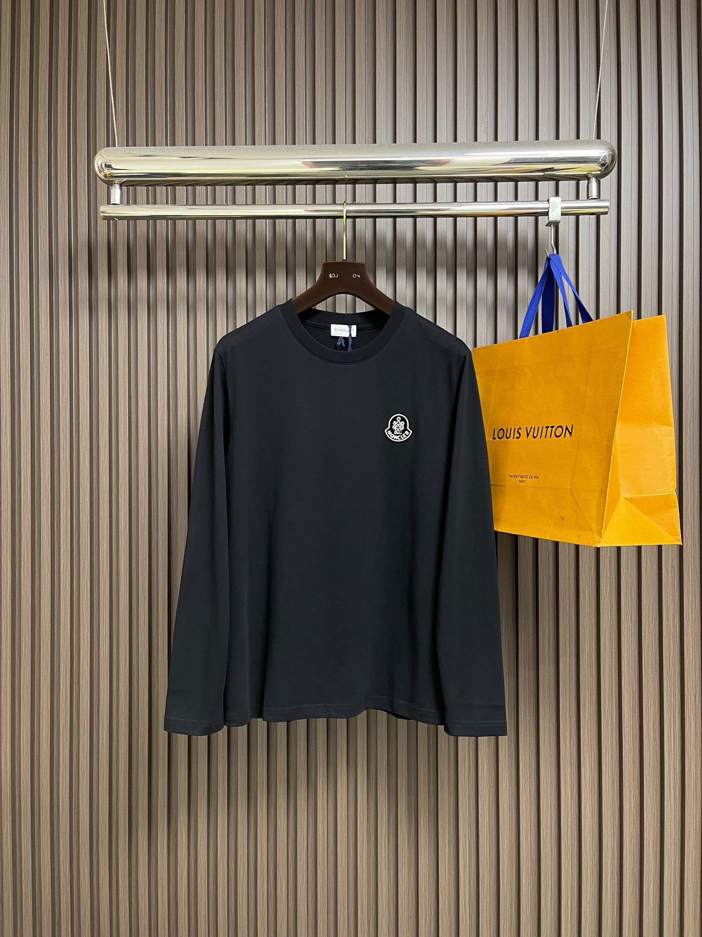 NO:644092,Moncler 2025ss new autumn and winter long-sleeved T-shirt, customized fabric, customized logo, excellent comfort and breathability, soft, anti-wrinkle, elasticity and drape. It is handsome whether worn alone or worn inside. Pursuing luxury, noble and elegant style, creating extraordinary men's taste, the visual effect is very good, extremely high-grade, simple and fashionable, a must-have choice for leisure and business. Size S-3XL S size chest 100 shoulder width 44  Length 68 Sleeve length 62 Size M Bust 104 Shoulder width 45.5 Length 70 Sleeve length 63 Size L Chest size 108 Shoulder width 47 Size L 72 Sleeve length 64 Size  Shoulder width 51.5, shirt length 78, sleeve length 67, tees, t-shirt, alexander wang19860909Moncler 2025ss秋冬新款长袖T恤,定制面料,定制仔章logo,舒适性与透气性兼优,柔软抗皱弹性和垂性极佳,无论是单穿或是内搭都是帅气十足,追求奢华高贵优雅风范,打造不凡男士品味,视觉效果非常赞,档次极高,简约时尚,休闲商务必备之选.尺码S-3XL S码胸围100 肩宽44 衣长68袖长62 M码胸围104 肩宽45.5 衣长70袖长63 L码 胸围108 肩宽47 衣长72 袖长64 XL码 胸围112 肩宽48.5衣长74袖长65 2XL码 胸围116 肩宽50 衣长76袖长66 3XL码 胸围120 肩宽51.5衣长78袖长67,,tees，t-shirt,alexander wang,Men's clothing