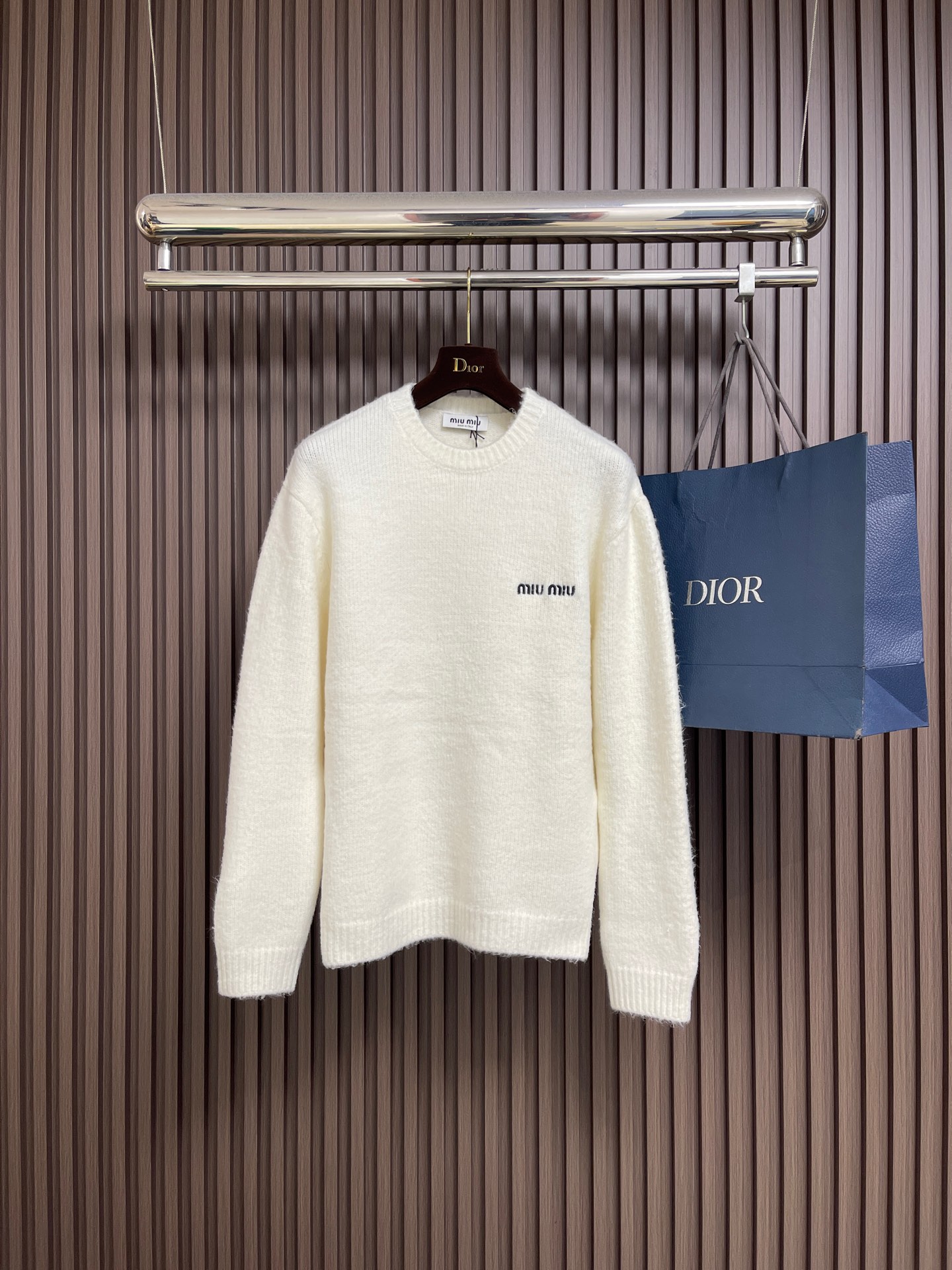 NO:597858,miumiu  2025fw small embroidered Teddy round neck knitted sweater, custom-woven and dyed 60% sheep wool, different from the non-elastic version on the market, special washing process is very soft and skin-friendly, positive 3-needle knitting process. The letters on the chest are matched with imported Tajima machine 10,000-needle embroidery  Using needlepoint embroidery technology, the positioning embroidery is very full, the fine stitches are dense, the pattern is clear and the lines are strong, and the letter details and spacing are greatly restored. The upper body is skin-friendly and versatile, and it is an autumn and winter item that can be worn in front of others. Sizes M-XXL  M size bust 108 shoulder width 49 length 67 sleeve length 63 L size bust 112 shoulder width 51 length 69 sleeve length 6419860909miumiu 2025fw小刺绣泰迪圆领针织毛衣,定织定染60％绵羊毛,区别市面无弹扎肉版本,特殊水洗工艺非常酥软亲肤,正3针针织工艺.胸口字母采用进口田岛机万针刺绣搭配挨针绣工艺,定位刺绣非常的饱满,精细针法绵密,图案清晰且线条感强,字母细节和间距都极大的还原.上身亲肤百搭,穿在人前,实力种草的一款秋冬单品.尺码M-XXL M码胸围108 肩宽49 衣长67 袖长63 L码 胸围112肩宽51 衣长69 袖长64 XL码 胸围116肩宽53 衣长71袖长65 XXL码胸围120肩宽55 衣长73 袖长66,,miumiu,sweaters,alexander wang,Men's clothing