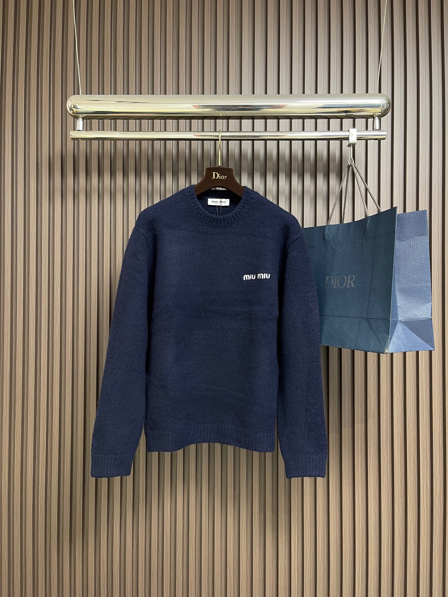 NO:644118,miumiu  2025fw small embroidered Teddy round neck knitted sweater, custom-woven and dyed 60% sheep wool, different from the non-elastic version on the market, special washing process is very soft and skin-friendly, positive 3-needle knitting process. The letters on the chest are matched with imported Tajima machine 10,000-needle embroidery  Using needlepoint embroidery technology, the positioning embroidery is very full, the fine stitching is dense, the pattern is clear and the lines are strong, and the letter details and spacing are greatly restored. The upper body is skin-friendly and versatile, and it is an autumn and winter item that can be worn in front of others. Sizes M-XXL  M size bust 108 shoulder width 49 length 67 sleeve length 63 L size bust 112 shoulder width 51 length 69 sleeve length 6419860909miumiu 2025fw小刺绣泰迪圆领针织毛衣,定织定染60％绵羊毛,区别市面无弹扎肉版本,特殊水洗工艺非常酥软亲肤,正3针针织工艺.胸口字母采用进口田岛机万针刺绣搭配挨针绣工艺,定位刺绣非常的饱满,精细针法绵密,图案清晰且线条感强,字母细节和间距都极大的还原.上身亲肤百搭,穿在人前,实力种草的一款秋冬单品.尺码M-XXL M码胸围108 肩宽49 衣长67 袖长63 L码 胸围112肩宽51 衣长69 袖长64 XL码 胸围116肩宽53 衣长71袖长65 XXL码胸围120肩宽55 衣长73 袖长66,,miumiu,sweaters,alexander wang,Men's clothing