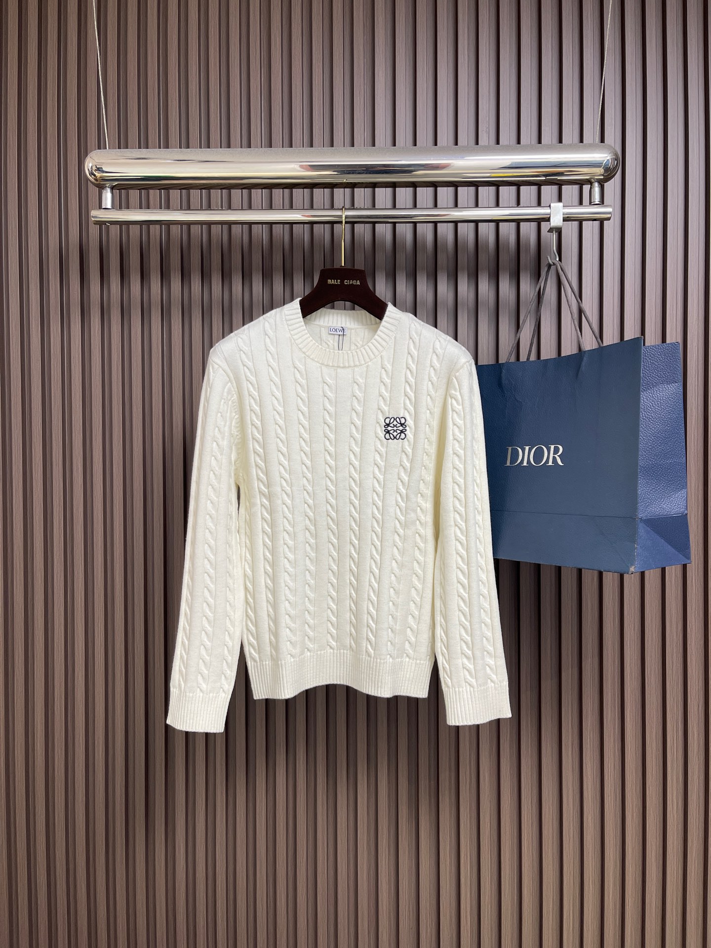 NO:597855,loewe  Cable-knitted round-neck knitted sweater adopts classic twist knitting technology. The texture is full and three-dimensional, soft to the touch and has good warmth retention. The lapel structure is precision seamed to ensure that the neckline is crisp and not easy to deform. The brand embroidery logo on the chest is made of high-density silk thread, and the stitching is fine and three-dimensional, highlighting the brand recognition. The overall knitting technology adopts high-density weaving method, the twist texture is uniform and coherent, and the body is flat  There are no missing stitches. From the selection of fabrics to the control of embroidery details, every process reflects the pursuit of craft precision and American classic style. It not only retains the warmth and wearability of knitted cardigans, but also shows the brand’s classic recognition through twist weaving and exquisite embroidery. It is a fusion of traditional craftsmanship and casual style. The overall line routing is straight and delicate, the fabric is comfortable and soft, and the colors are consistent without color difference.  It can be matched with the same style to create a fashionable look, and can be used in various occasions. Customized accessories, complete with three standards, same style for men and women!  M-XXXL Size M Bust 100 Shoulder Width 45 Clothes Length 65 Sleeve Length 56.5 L Size Bust 104 Shoulder Width 47 Clothes Length 67 Sleeve Length 57.5  Clothing length 73, sleeve length 60.5,,loewe,sweaters,alexander wang19860909loewe 绞花编结圆领针织毛衣,采用经典麻花编织工艺,纹理饱满立体,触感柔软且保暖性佳.翻领结构经精密锁边工艺,确保领口挺括不易变形.胸前品牌刺绣标识采用高密度丝线,针脚细腻立体,彰显品牌辨识度.整体编织工艺采用高密度织法,麻花纹理均匀连贯,衣身平整无漏针.从面料甄选到刺绣细节的把控,每一道工序都体现对工艺精度与美式经典风格的追求,既保留针织开衫的保暖实穿性,又通过麻花编织与精致刺绣展现品牌的经典辨识度,是传统工艺与休闲风格的融合之作.整体走线平直细腻,面料舒适柔软,颜色一致无色差 能与同款搭配营造时尚造型,驾驭各种场合,定制辅料,三标齐全,男女同款！M-XXXL M码胸围100 肩宽45 衣长65 袖长56.5 L码 胸围104肩宽47 衣长67 袖长57.5 XL码 胸围108肩宽49 衣长69袖长58.5 2XL码胸围112肩宽51 衣长71 袖长59.5 3XL码胸围116肩宽53 衣长73 袖长60.5,,loewe,sweaters,alexander wang,Men's clothing