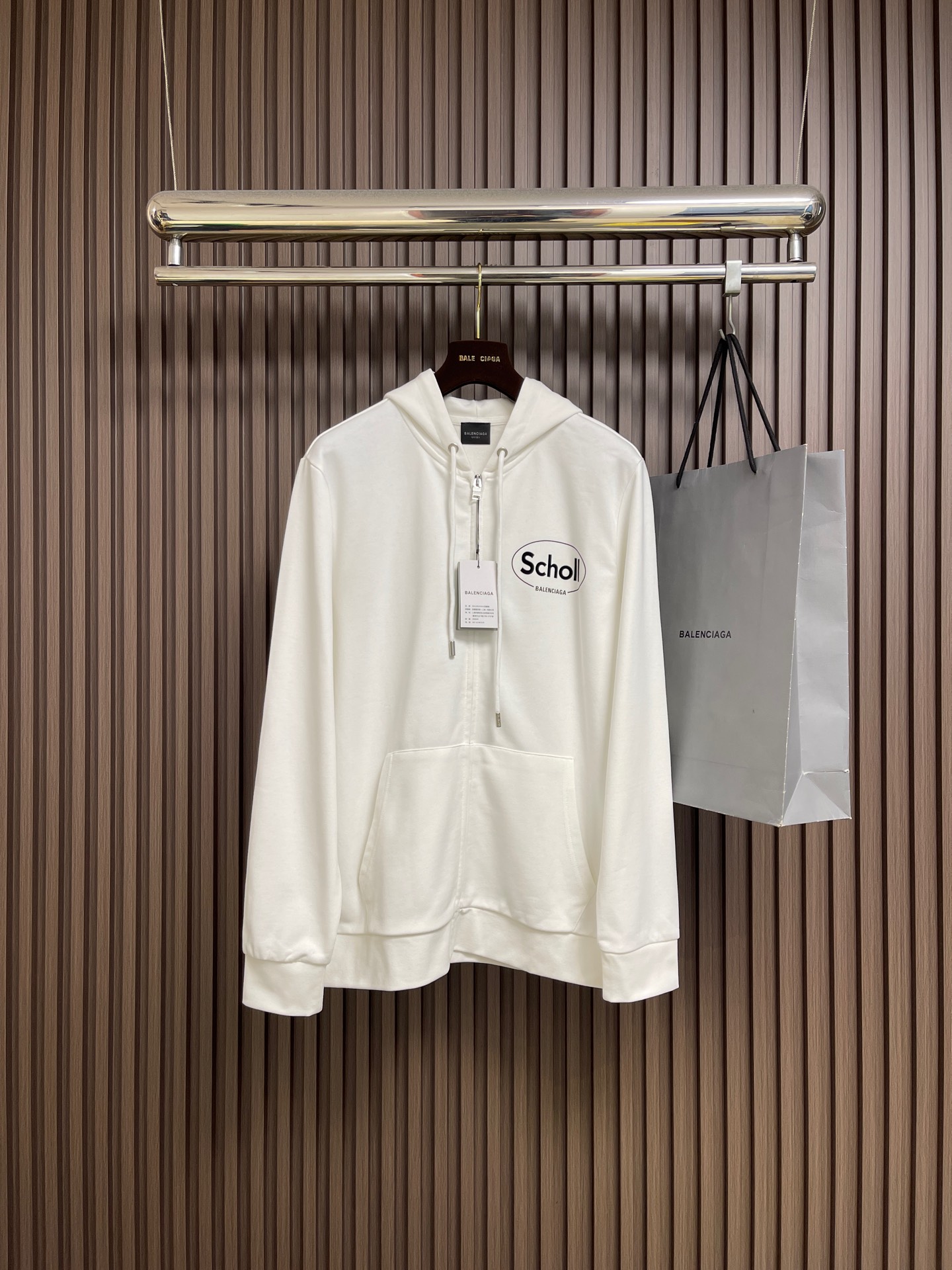 NO:597846,The Balenciaga logo logo offset zipper hooded sweatshirt is made of high-thread count velvet fabric. The sweatshirt fabric weighs 430 grams and is full of weight. The high-density fabric has a clearly visible texture. Softness and comfort are the basics. The combination of breathability and warmth is a surprise!  It will not be stuffy and can be windproof. The real cost investment of sweatshirt fabric allows you to see and feel the comfortable experience on your upper body!  The overall touch is extremely comfortable, and the skin-friendly effect is also excellent. The OV version is also perfect for wearing, and perfectly meets the needs of various wearing occasions. It is extremely extraordinary, the grade and charm are extremely outstanding, and it can better highlight the brand specifications and your pursuit of fashion!  Size M-3XL Size M Bust 112 Shoulder Width 44 Length 69 Sleeve Length 64 L Size Bust 116 Shoulder Width 46 Clothing Length 71 Sleeve Length 65  Shoulder width 52, clothing length 77, sleeve length 68, balenciaga, hoodie, sweatshirts, hats, alexander wang19860909Balenciaga logo标识胶印拉链连帽卫衣,配置了高支数翻绒面料面料,卫衣面料高达430克,份量感十足,高密度的面料肌里感清晰可见,柔软舒适是基本,透气度和保暖度兼并才是惊喜！不会闷热也能够防风.卫衣布真正的成本投入,让你看得见,上身感受得到的舒适体验哦！整体的触感极为舒适,亲肤效果也是极佳.OV版型方面也是完美穿搭效果,完美的符合各种穿搭场合的所需.极为非凡,档次与魅力更是极为的出色亮眼,更能够彰显品牌规格与你对于时尚的追求！尺码M-3XL M码 胸围112 肩宽44 衣长69 袖长64 L码 胸围116 肩宽46 衣长71 袖长65 XL码胸围120 肩宽48 衣长73 袖长66 2XL码 胸围124肩宽50 衣长75 袖长67 3XL码 胸围128 肩宽52 衣长77袖长68,,balenciaga,hoodie,sweatshirts,hats,alexander wang,Men's clothing