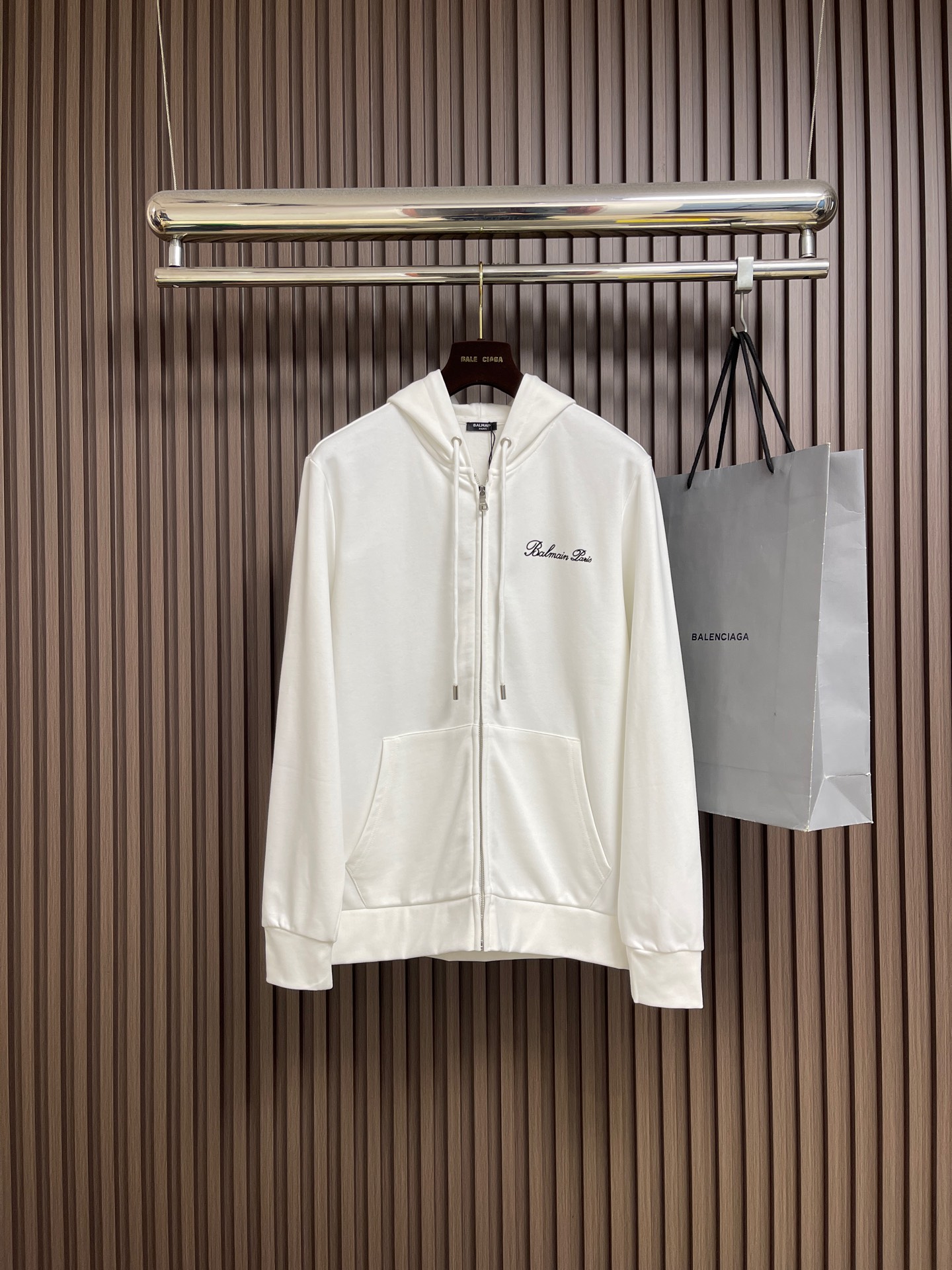 NO:597869,Balmain Balmain 2025FW early autumn new hooded zipper sweatshirt, top-notch printed letter logo on the chest, handsome and fashionable, simple and versatile. The fabric cotton is not only crisp and maintains the trendy silhouette, but also comfortable to wear, and the yarn is more delicate. Sizes M-3XL  XL size Bust 120 Shoulder width 48 Clothes length 73 Sleeve length 66 219860909Balmain 巴尔曼 2025FW早秋新品连帽拉链卫衣,胸前顶级印花字母logo,帅气时尚,简约百搭款.面料棉 不仅挺括,保持潮流的廓形,又穿着舒适,纱织更细腻,尺码M-3XL M码 胸围112 肩宽44 衣长69 袖长64 L码 胸围116 肩宽46 衣长71 袖长65 XL码胸围120 肩宽48 衣长73 袖长66 2XL码 胸围124肩宽50 衣长75 袖长67 3XL码 胸围128 肩宽52 衣长77袖长68,,balmain,balmain,hoodie,sweatshirts,hats,alexander wang,Men's clothing