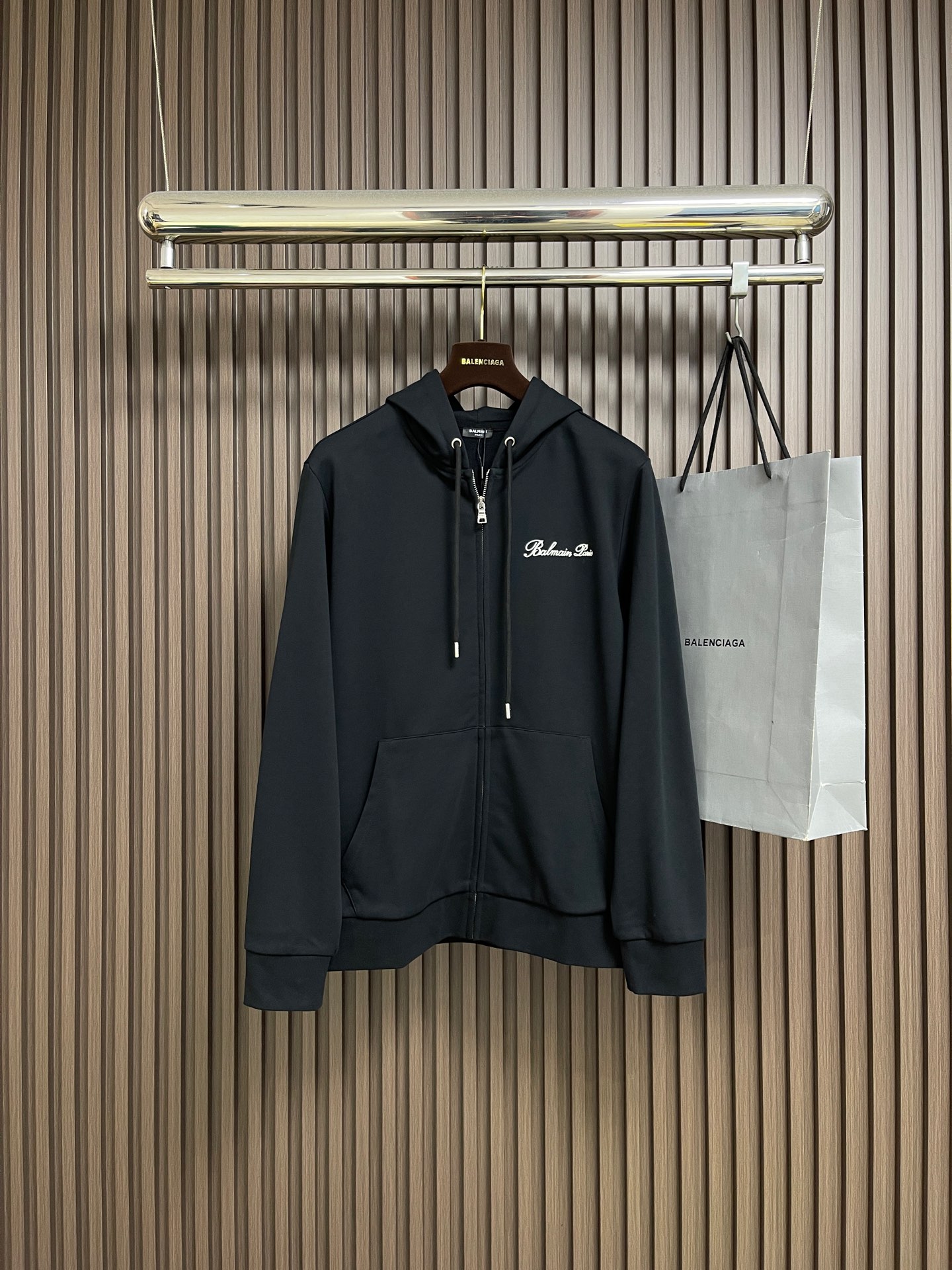 NO:644112,Balmain Balmain 2025FW early autumn new hooded zipper sweatshirt, top-notch printed letter logo on the chest, handsome and fashionable, simple and versatile. The fabric cotton is not only crisp and maintains the trendy silhouette, but also comfortable to wear, and the yarn is more delicate. Sizes M-3XL  XL size Bust 120 Shoulder width 48 Clothes length 73 Sleeve length 66 219860909Balmain 巴尔曼 2025FW早秋新品连帽拉链卫衣,胸前顶级印花字母logo,帅气时尚,简约百搭款.面料棉 不仅挺括,保持潮流的廓形,又穿着舒适,纱织更细腻,尺码M-3XL M码 胸围112 肩宽44 衣长69 袖长64 L码 胸围116 肩宽46 衣长71 袖长65 XL码胸围120 肩宽48 衣长73 袖长66 2XL码 胸围124肩宽50 衣长75 袖长67 3XL码 胸围128 肩宽52 衣长77袖长68,,balmain,balmain,hoodie,sweatshirts,hats,alexander wang,Men's clothing