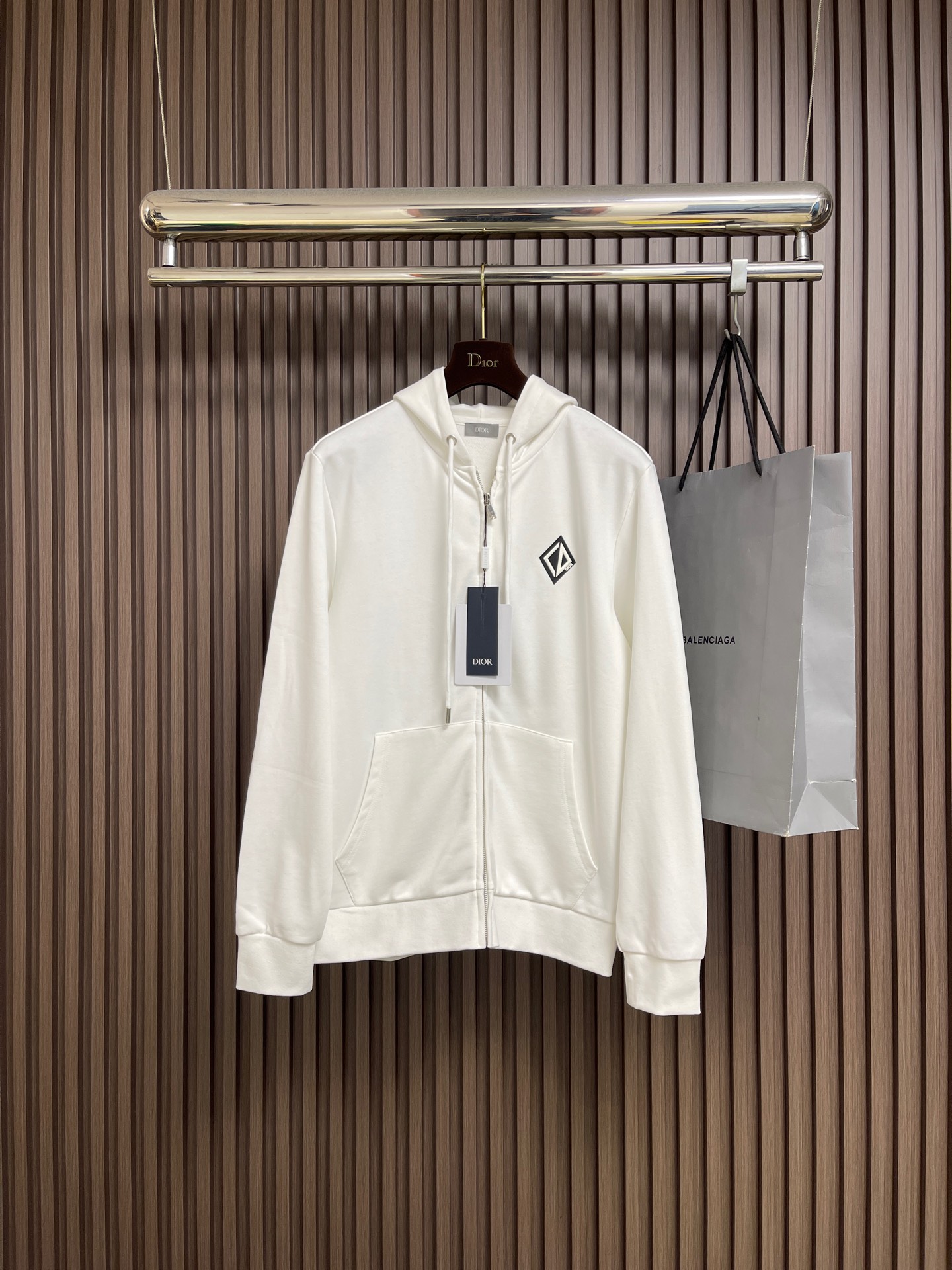 NO:597866,Dior 2025ss new hooded zipper sweatshirt is a new product in the 2025 autumn series, from the AND LEWIS HLTON limited series. It is carefully made of cotton fabrics, with CD logo emblem, and reinterprets the logo in a graphic style. It can be matched with the joint series to create a refined look. Sizes M-3XL  Length 71 Sleeve length 6519860909Dior 2025ss新款连帽拉链卫衣,是二零二五秋季系列新品,来自AND LEWIS HLTON 限定系列.采用棉质面料精心制作,CD标识仔章,以图形风格重新诠释 标志.可与该联名系列的搭配,打造精致的造型.尺码M-3XL M码 胸围112 肩宽44 衣长69 袖长64 L码 胸围116 肩宽46 衣长71 袖长65 XL码胸围120 肩宽48 衣长73 袖长66 2XL码 胸围124肩宽50 衣长75 袖长67 3XL码 胸围128 肩宽52 衣长77袖长68,,dior,hoodie,sweatshirts,hats,alexander wang,Men's clothing