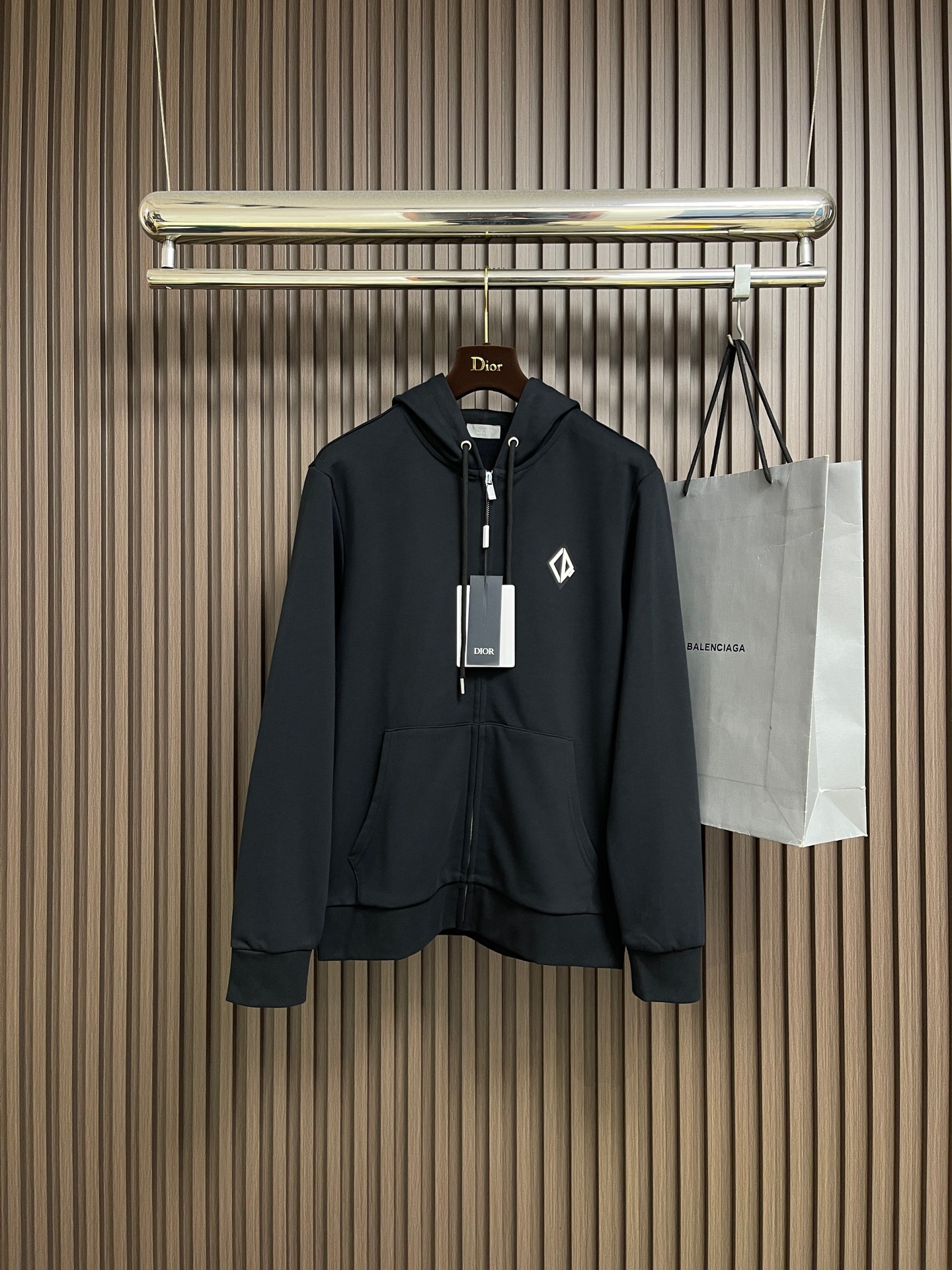 NO:644109,Dior 2025ss new hooded zipper sweatshirt is a new product in the 2025 autumn series, from the AND LEWIS HLTON limited series. It is carefully made of cotton fabrics, with CD logo emblem, and reinterprets the logo in a graphic style. It can be matched with the joint series to create a refined look. Sizes M-3XL  Length 71 Sleeve length 6519860909Dior 2025ss新款连帽拉链卫衣,是二零二五秋季系列新品,来自AND LEWIS HLTON 限定系列.采用棉质面料精心制作,CD标识仔章,以图形风格重新诠释 标志.可与该联名系列的搭配,打造精致的造型.尺码M-3XL M码 胸围112 肩宽44 衣长69 袖长64 L码 胸围116 肩宽46 衣长71 袖长65 XL码胸围120 肩宽48 衣长73 袖长66 2XL码 胸围124肩宽50 衣长75 袖长67 3XL码 胸围128 肩宽52 衣长77袖长68,,dior,hoodie,sweatshirts,hats,alexander wang,Men's clothing