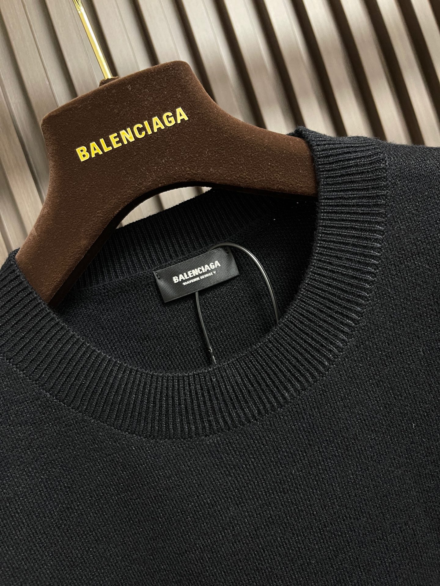 🛒🛒Balenciaga 手缝做旧徽标圆领针织毛衣，袖臂徽标采用钢质材料电镀做旧，面上激光刻字带有品牌B
