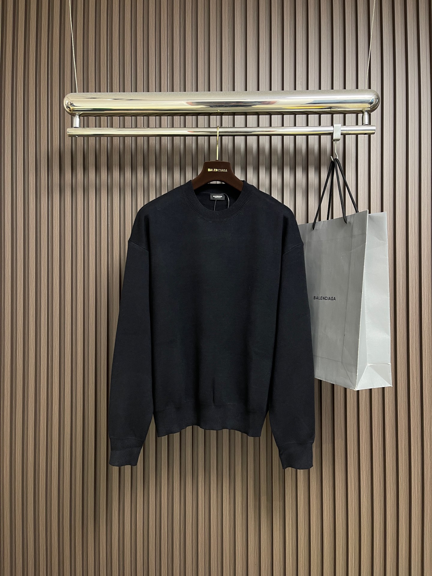 🛒🛒Balenciaga 手缝做旧徽标圆领针织毛衣，袖臂徽标采用钢质材料电镀做旧，面上激光刻字带有品牌B