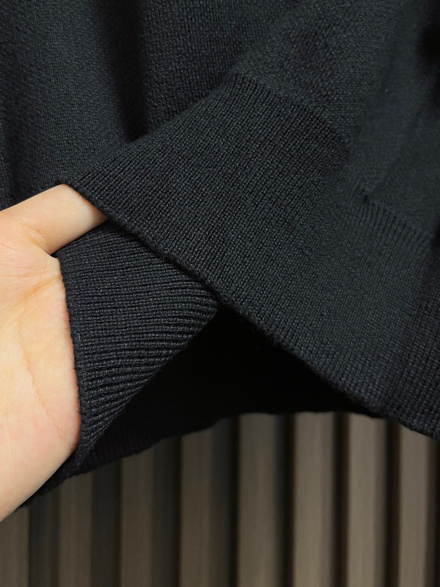 🛒🛒Balenciaga 手缝做旧徽标圆领针织毛衣，袖臂徽标采用钢质材料电镀做旧，面上激光刻字带有品牌B