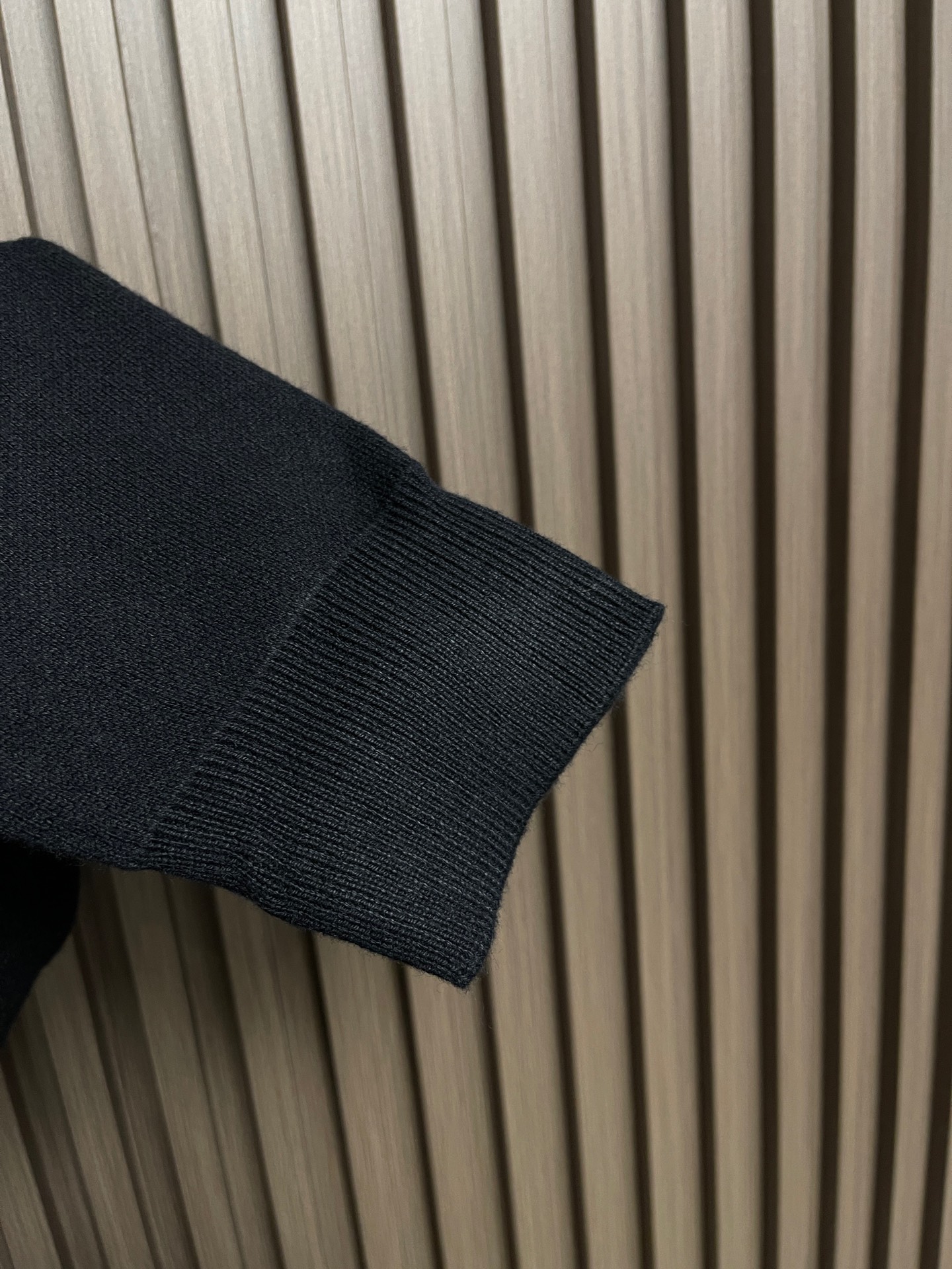 🛒🛒Balenciaga 手缝做旧徽标圆领针织毛衣，袖臂徽标采用钢质材料电镀做旧，面上激光刻字带有品牌B