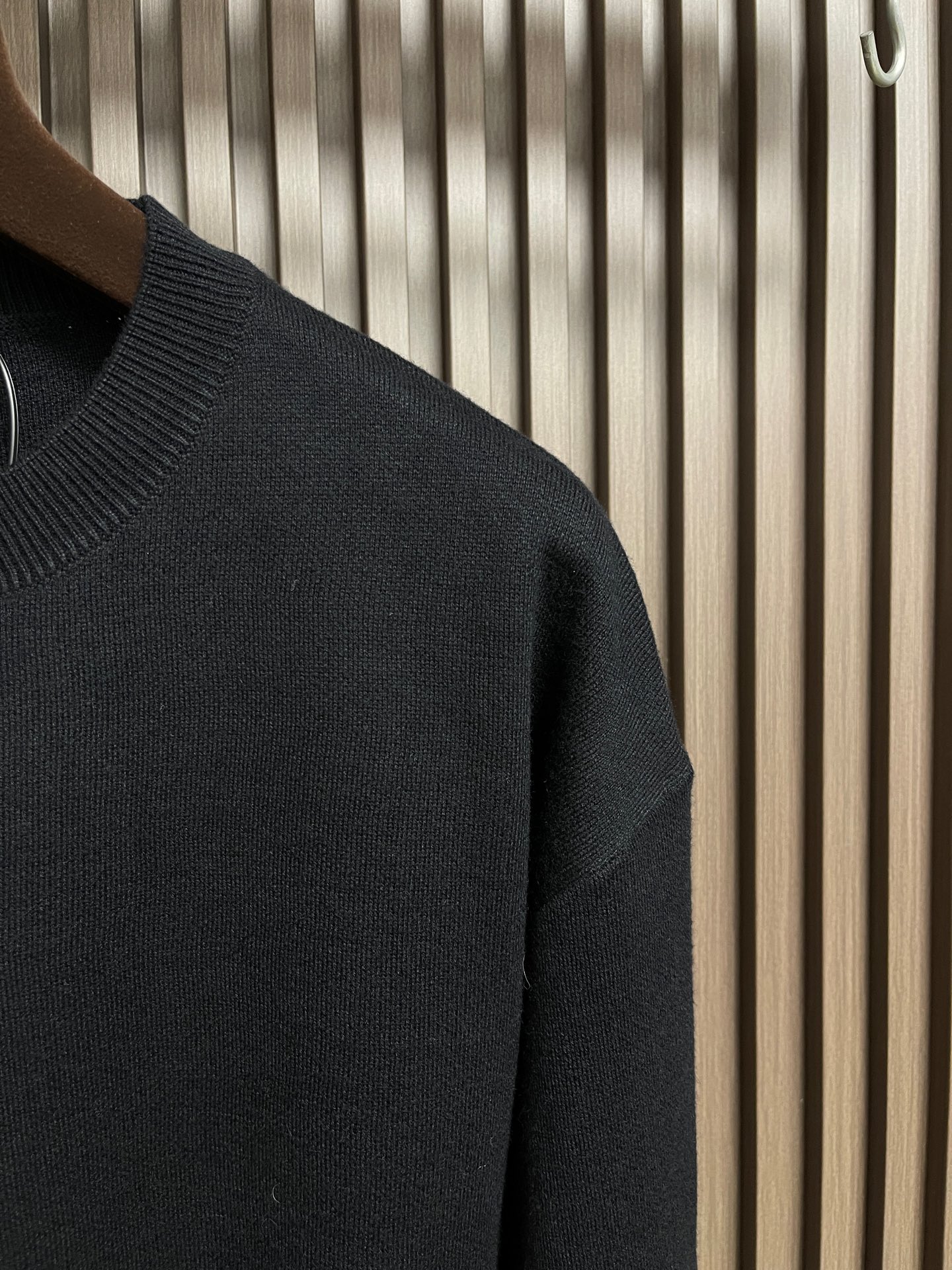 🛒🛒Balenciaga 手缝做旧徽标圆领针织毛衣，袖臂徽标采用钢质材料电镀做旧，面上激光刻字带有品牌B