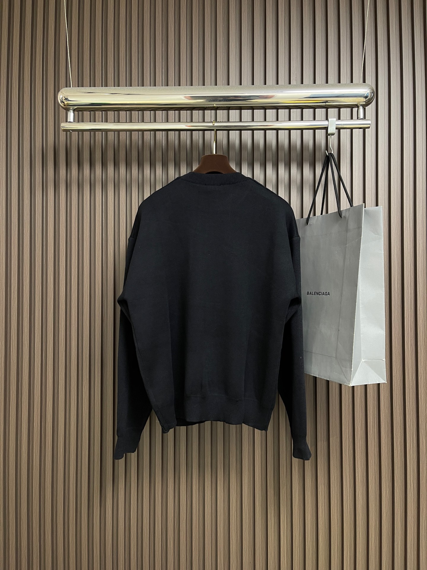 🛒🛒Balenciaga 手缝做旧徽标圆领针织毛衣，袖臂徽标采用钢质材料电镀做旧，面上激光刻字带有品牌B