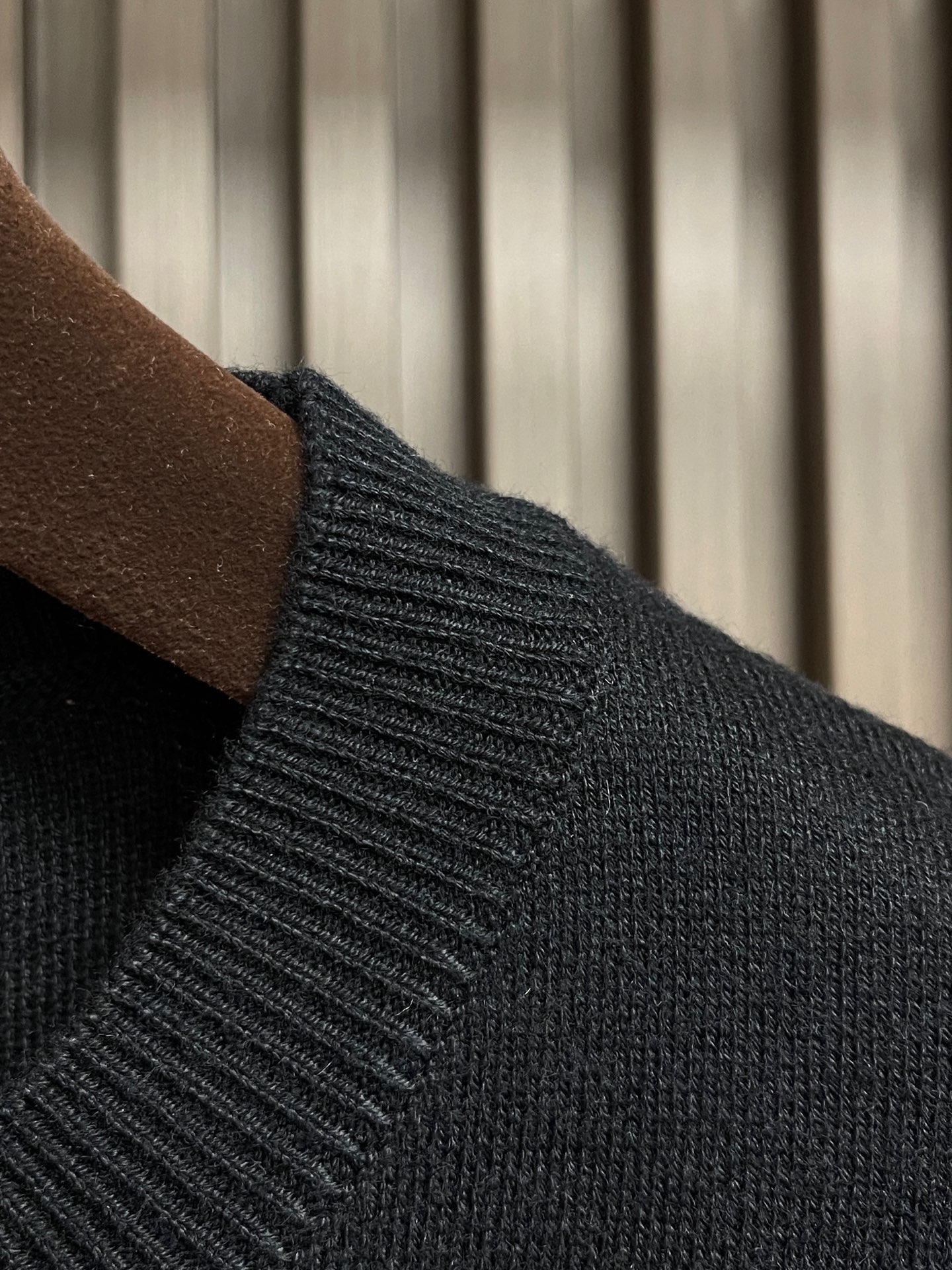 🛒🛒Balenciaga 手缝做旧徽标圆领针织毛衣，袖臂徽标采用钢质材料电镀做旧，面上激光刻字带有品牌B