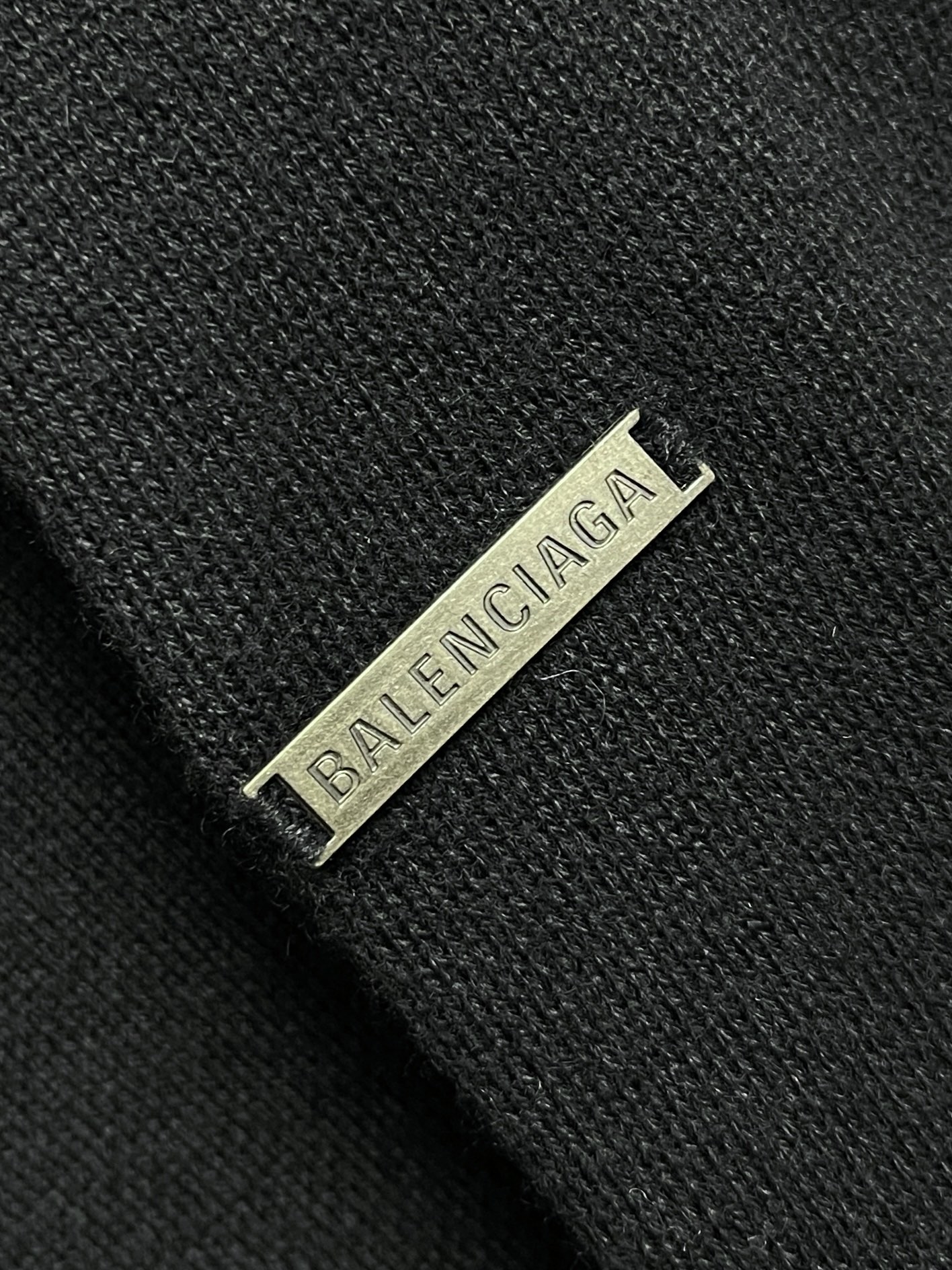 🛒🛒Balenciaga 手缝做旧徽标圆领针织毛衣，袖臂徽标采用钢质材料电镀做旧，面上激光刻字带有品牌B