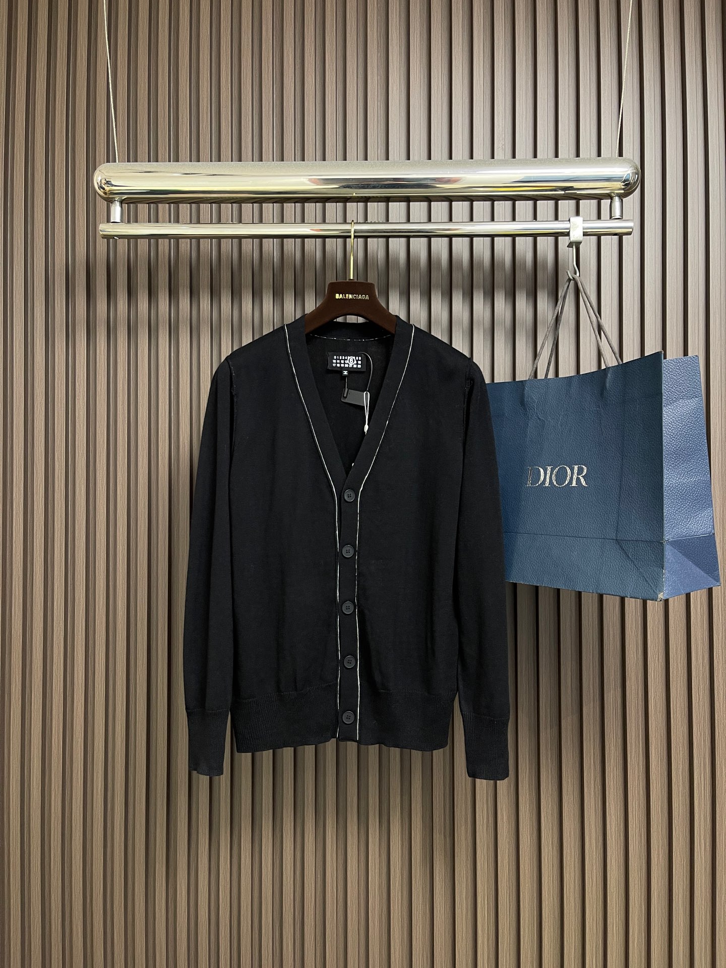 NO:609450,Maison Margiela MM6 spliced panel knitted sweater cardigan. The fabric is made of 50-count cotton wool gauze, which is fine and soft, and is woven with a 14-needle machine imported from Germany. The upper body is light and warm, and can be matched inside and outside. Wash to remove wool impurities - solid color - fixed version - spliced panel - artificial seam buttons - positioning tailoring. Sizes S-XL, masion margiela, masion  margiela,sweaters,alexander wang19860909Maison Margiela马吉拉MM6拼接缝盘针织毛衣开衫,面料采用50支棉羊毛纱料面料细腻柔软,搭配14针德国进口机织出.上身轻薄保暖,可做内外搭配.洗水去除羊毛杂质﹣固色﹣固定版型﹣拼接缝盘﹣人工缝扣﹣定位剪裁.尺码S-XL,,masion margiela,masion margiela,sweaters,alexander wang,Men's clothing