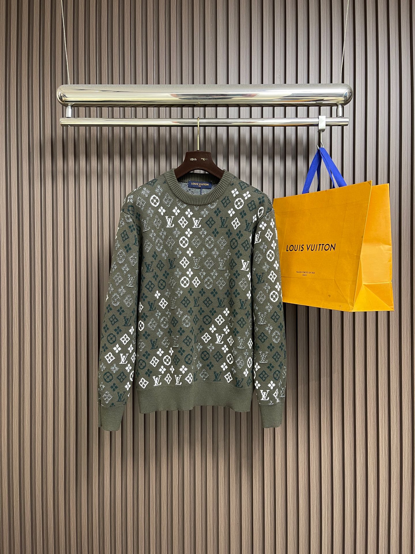 NO:606933,LV 2026SS early spring men's printed all-over round neck pullover long-sleeved sweater. This long-sleeved pullover is made of plush blended knitted fabric, with full-width Monogram Surplus jacquard echoing the camouflage image. The calm base fabric is embellished with mottled logo patterns. It can be easily layered and integrated into various winter looks. Sizes S-XL, Louis Vuitton, Sweaters, Alexander Wang19860909LV 2026SS 早春男士印花满印圆领套头长袖毛衣,这款长袖套头衫取材毛绒混纺针织面料,以全幅 Monogram Surplus提花呼应迷彩意象.沉稳底布上点缀斑驳标识图案.可轻松叠穿,融入各式冬日造型.尺码S-XL,,louis vuitton,sweaters,alexander wang,Men's clothing