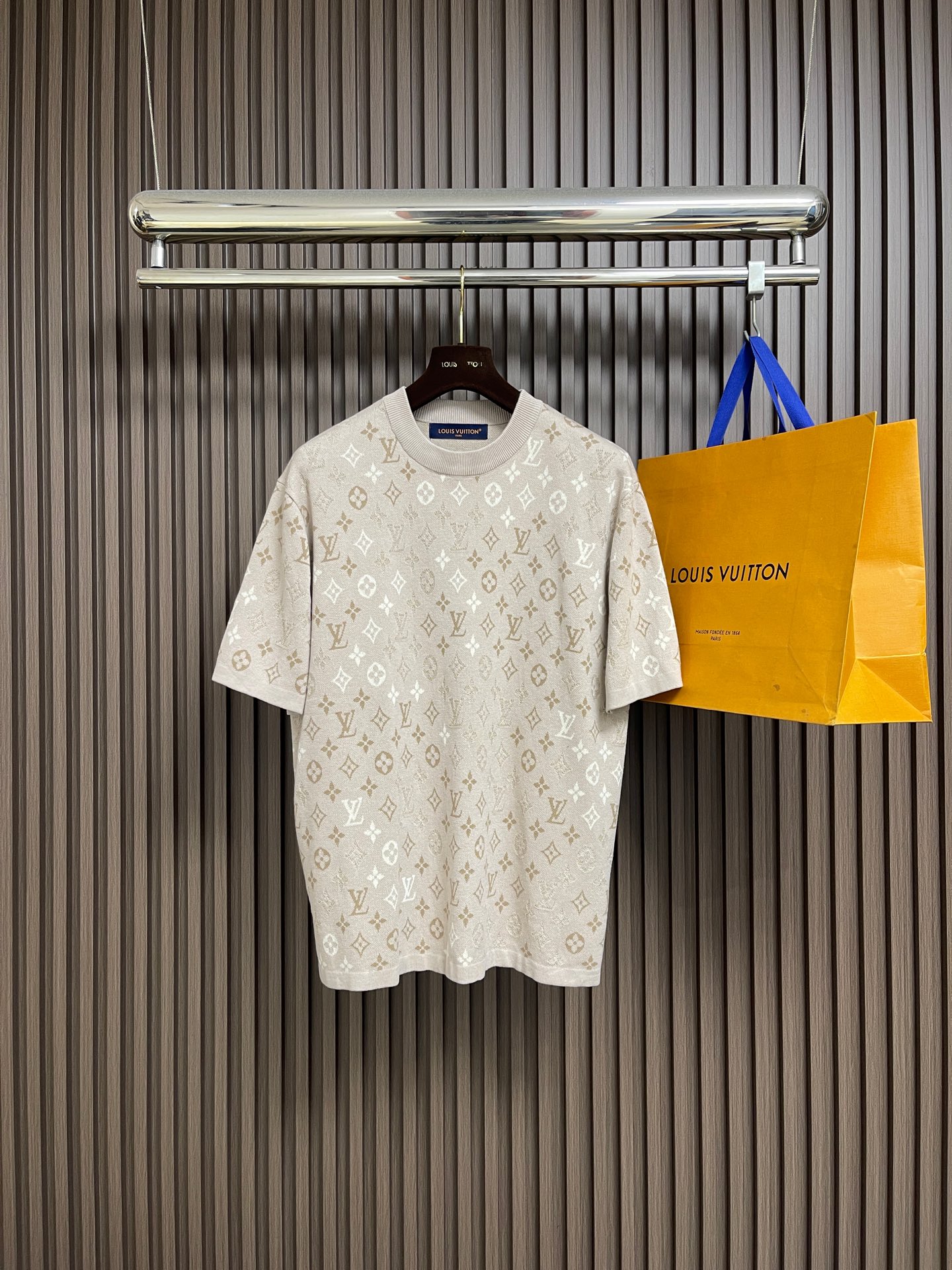 NO:606957,LV 2026SS early spring new round-neck short-sleeved T-shirt. The round-neck shirt is made of certified pure cotton fabric and decorated with an all-over Monogram Surplus jacquard pattern. The pattern is based on elegant light beige, using subtle tonal changes, and the camouflage-style iconic pattern exudes luster. The classic beige color makes it easy to match, and its iconic pattern design can enhance the style of daily looks. Sizes S-XL, Louis  vuitton,T-shirt,tees,t-shirt,alexander wang19860909LV 2026SS早春新款圆领短袖T恤,圆领衫采用经认证的纯棉面料,饰有通体 Monogram Surplus 提花图案.图案以优雅的浅米色为底,采用微妙的色调变化,迷彩风格的标志性图案散发着光泽.经典的米色使其易于搭配,其标志性的图案设计更能提升日常造型的格调.尺码S-XL,,louis vuitton,T-shirt,tees，t-shirt,alexander wang,Men's clothing