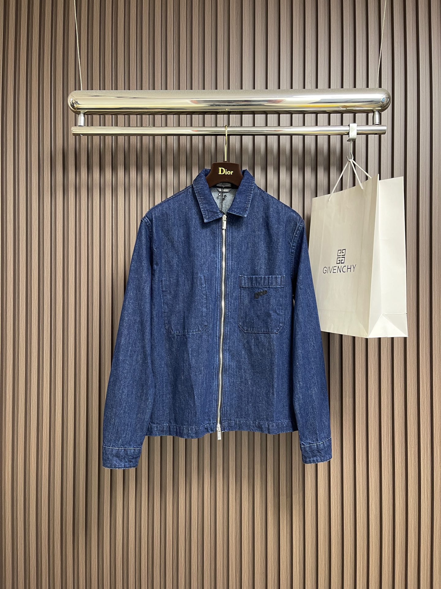 NO:600146,Dior Mountain embroidered blue cotton denim jacket, new for the Spring 2026 collection, decorated with multi-colored patches that reflect the mountain spirit and Dior Haute Couture style classic logo inspired by the DiOr archive. Crafted from blue cotton denim for a lightweight feel, the chest pocket and back are embroidered with Dior Mountain. The front zipper closure can be worn with the matching accessories for a sophisticated look. The chest pocket and back are decorated with Dior Mountain  Embroidery.Sizes 44-46-48-50,,dior,jackets & coats,alexander wang19860909Dior Mountain 刺绣蓝色棉质牛仔外套,二零二六春季系列新品,饰以多色补丁,展现高山精神和灵感源自 DiOr 档案的 Dior 高订风格经典标识.采用蓝色棉质牛仔布精心制作,质感轻盈,胸前口袋和背面饰以 Dior Mountain 刺绣.正面拉链开合设计,可与配套搭配,打造精致的造型.胸前口袋和背面饰以 Dior Mountain 刺绣.尺码44-46-48-50,,dior,jackets & coats,alexander wang,Men's clothing