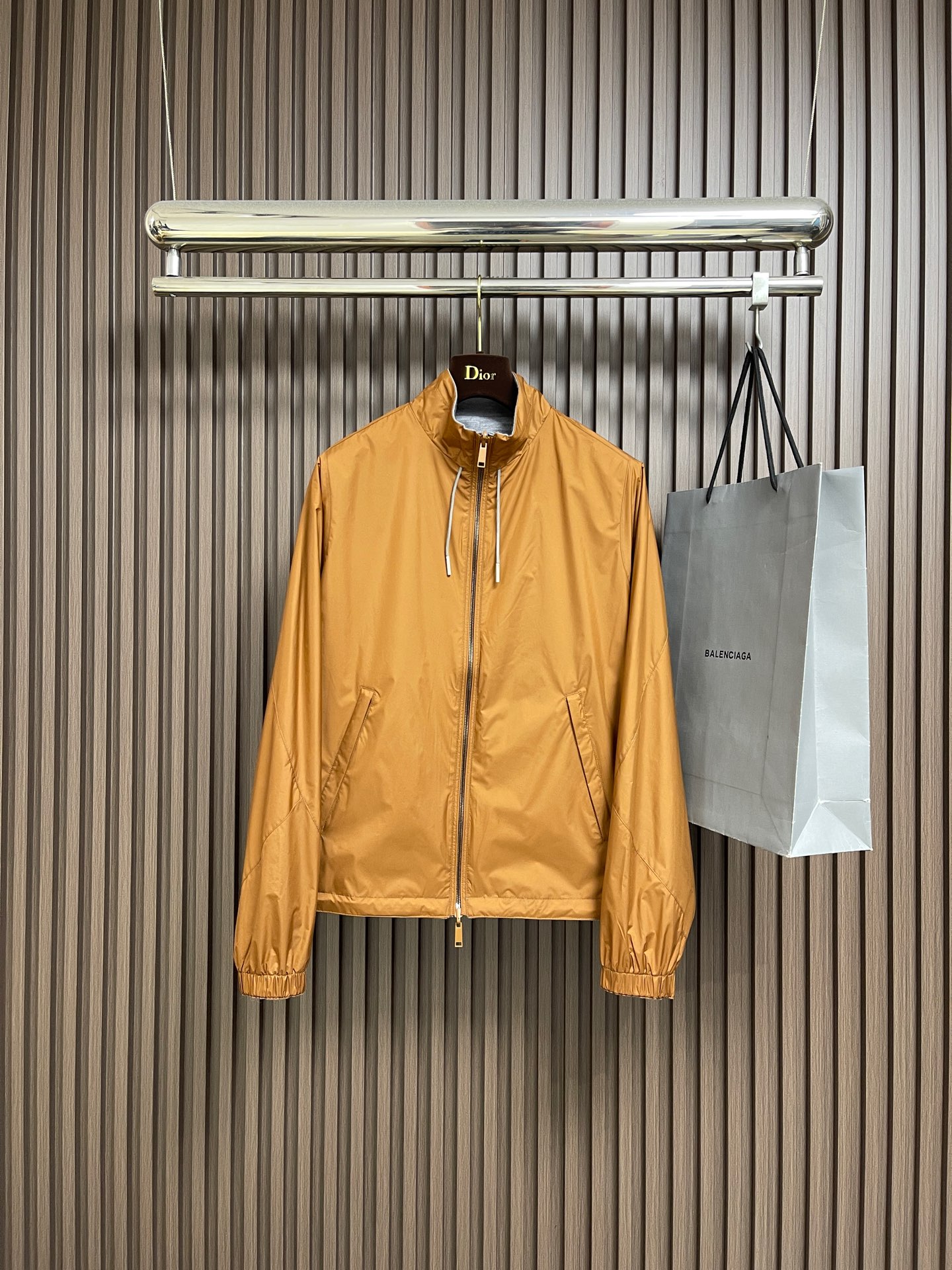 NO:597849,ZEGNA high-tech fabric wool blend reversible jacket, this reversible jacket features a lightweight design, as light as the wind, this stylish jacket features a stand-up collar style with an adjustable hem to ensure a perfect match, elegant color matching with drawstrings to bring out more fashion elements, standard size stand-up collar, zipper placket, adjustable hem, with leather drawstring. Sizes 46-52,,jackets & coats,jackets & coats,alexander wang19860909ZEGNA 高科技面料羊毛混纺双面夹克外套,这款双面夹克采用轻量化设计,轻盈如风,这款时髦的外套采用立领风格,搭配可调节下摆,可确保完美搭配,优雅配色与拉绳搭配,衬托出更多时尚元素,标准尺码立领,拉链开襟,可调节下摆,带皮革抽绳.尺码46-52,,jackets & coats,jackets & coats,alexander wang,Men's clothing