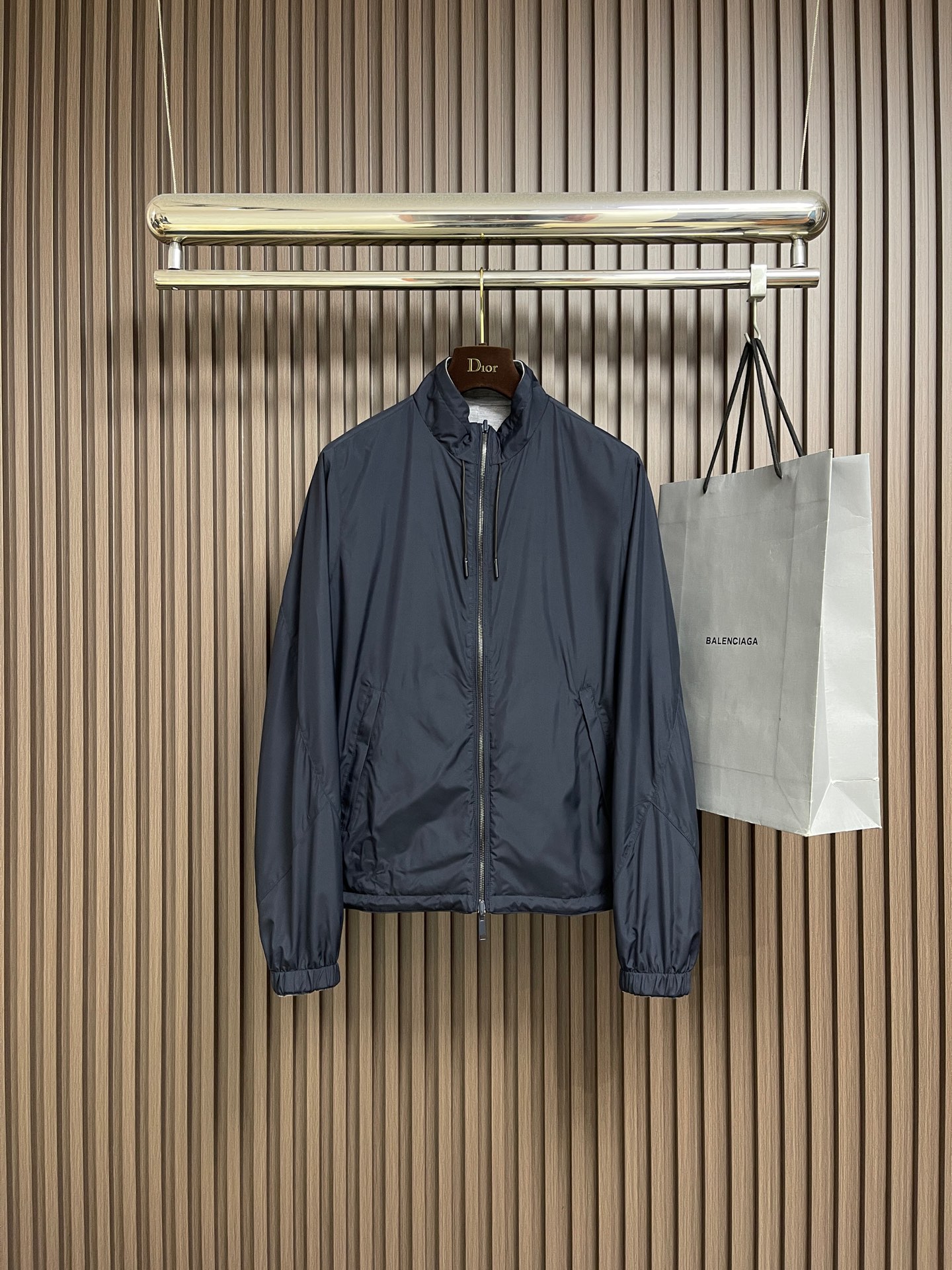 NO:644115,ZEGNA high-tech fabric wool blend reversible jacket, this reversible jacket features a lightweight design, as light as the wind, this stylish jacket features a stand-up collar style with an adjustable hem to ensure a perfect match, elegant color matching with drawstrings to bring out more fashion elements, standard size stand-up collar, zipper placket, adjustable hem, with leather drawstring. Sizes 46-52,,jackets & coats,jackets & coats,alexander wang19860909ZEGNA 高科技面料羊毛混纺双面夹克外套,这款双面夹克采用轻量化设计,轻盈如风,这款时髦的外套采用立领风格,搭配可调节下摆,可确保完美搭配,优雅配色与拉绳搭配,衬托出更多时尚元素,标准尺码立领,拉链开襟,可调节下摆,带皮革抽绳.尺码46-52,,jackets & coats,jackets & coats,alexander wang,Men's clothing