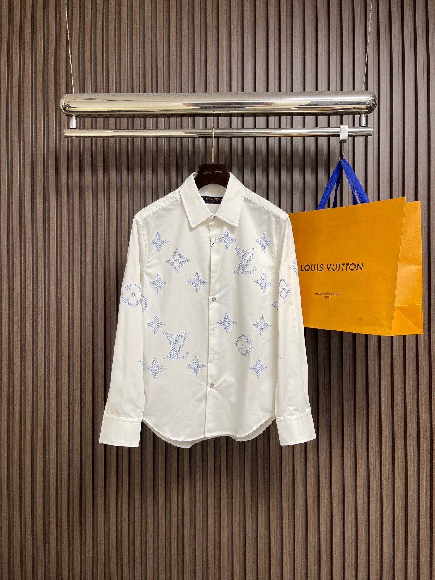 NO:597874,LV 2025ss early autumn new MONOGRAM printed long-sleeved shirt, this cotton long-sleeved shirt reinterprets the Louis Vuitton Monogram pattern, showing a modern atmosphere and elegant style. The large Monogram Seeds pattern is painted with delicate brushstrokes on the front and rear yoke, and the pearlescent buttons reveal an elegant atmosphere. Sizes S-XL,, louis vuitton, louis vuitton, shirts, alexander wang19860909LV 2025ss早秋新款 MONOGRAM 印花长袖衬衫,本款棉质长袖衬衫焕新演绎路易威登 Monogram 图案,尽显摩登气息和考究风范.前后抵肩以工致笔触描绘大号Monogram Seeds 图案,莹泽珠光纽扣流露雅致气息.尺码S-XL,,louis vuitton,louis vuitton,shirts,alexander wang,Men's clothing