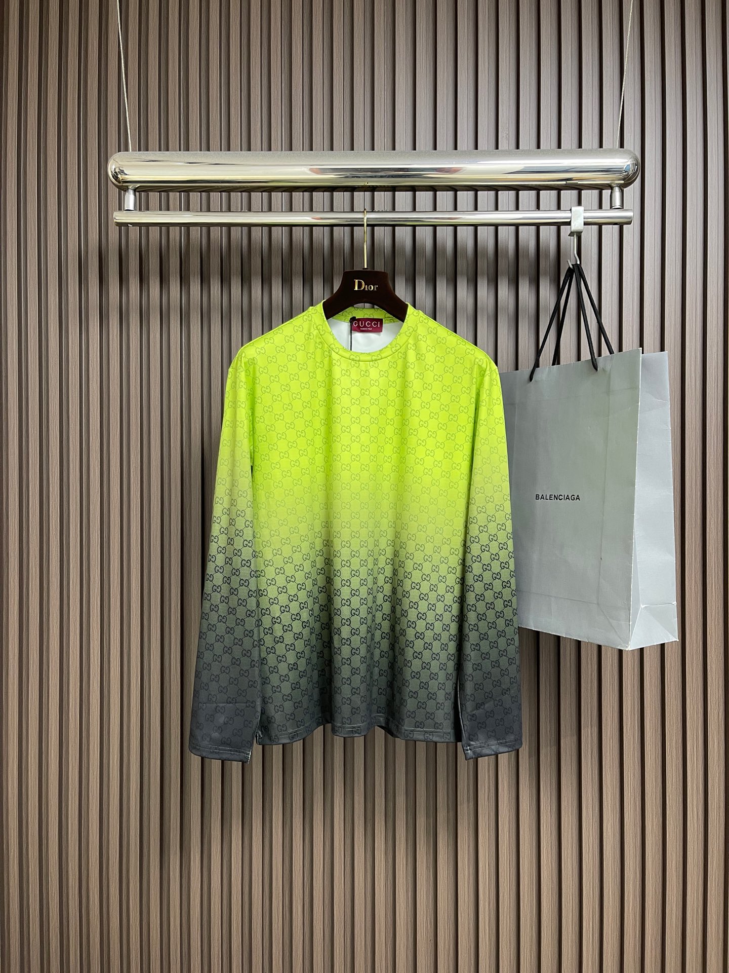 NO:606902,Gucci 2025Fw new all-over printed gradient round neck long-sleeved T-shirt, new printed jersey cotton T-shirt. The brand presents a variety of gradient colors to highlight the fabric texture and recognizable patterns. This T-shirt is made of lime green to black gradient jersey cotton, with all-over gradient effect printing, showing a unique charm. Sizes S-XL,,gucci,tees,t-shirt,alexander wang19860909Gucci 2025Fw新款满印渐变色圆领长袖T恤,新款饰印花平纹针织棉T恤品牌呈现多款渐变色配色,意在凸显面料质感和颇具辨识度的图案.这款T恤以柠檬绿至黑色渐变色平纹针织棉打造,缀饰渐变效果通体印花,尽释别致风韵.尺码S-XL,,gucci,tees，t-shirt,alexander wang,Men's clothing