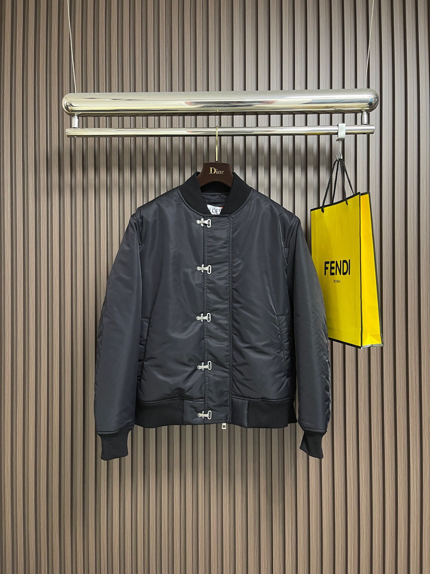 NO:600161,Loewe hook-and-buckle bomber cotton jacket is custom-woven with Pan Yao technology nylon and elegant cavalry diagonal green lining. It is full of texture, thick and solid, and every inch contains a heavy warmth. The outer layer is mainly made of unique satin black, and the inner layer is deep dark green undercurrents. It reconstructs the cold aesthetics of winter. The side hooks are hidden in the folds of the fabric. The front zipper becomes an invisible seam. Minimalist paranoia. Back panel LOEWE  The leather logo highlights the brand style. It reveals endless luxury and charm in a low-key manner. It redefines the dignity of winter wear. A silent declaration of noble status. Prioritizes the use of computer-aided (CAD) software. Accurate path. Re-positioning for punching and then purely manual work according to the positioned path. Hooks and buckles are sequentially stamped by machine according to the template. Every detail is crafted with ingenuity. Complex and cumbersome workmanship. Low daily output. High loss. Expensive processing unit price. Purely manual disassembly process.  After completing the initial combination of the lining cloth and the cotton piece, the craftsman will make further adjustments and disassembly in the water. The lining cloth and the cotton piece can achieve a perfect combination, making the lining cloth and the cotton piece more closely combined. Beautiful and neat. The template machine opens the bag. The preset template guides the position, shape and size of the bag opening. The accuracy ensures the quality of the bag opening effect. Sizes 48-54 S-XL,, loewe, jackets & coats, silk fabric, alexander wang19860909Loewe 钩扣飞行员棉服外套 定制密织磐曜科技尼龙 以及奢雅骑兵斜幽绿茵里衬布 质感十足 厚重扎实 每一寸都蕴含着沉甸甸的暖意 外层以独特绸缎黑为主色调里层深邃墨绿暗涌 重构冬季的冷感美学 侧面钩扣隐匿于织物褶皱正面拉链化作一条隐形缝线 极简主义的偏执 后幅LOEWE 皮革标识彰显品牌风范 低调中透露着无尽的奢华与韵味 重新定义冬季穿着的尊严 尊贵身份的无声宣言 优先使用计算机辅助（CAD）软件 精准路径 再定位进行冲孔再由纯人工按照已定位的路径 钩扣依次用机器按照模版打上 匠心打造每一处细节 做工复杂繁琐 日产量低 损耗高 加工单价昂贵 纯手工水后拆卸工艺 完成套里布与棉片的初步结合后匠人会在水中进行进一步的调整和拆卸 套里布与棉片能够实现完美的结合 使得套里布与棉片的结合更为紧密 美观工整 模版机开袋 预设的模板来指导开袋的位置 形状和大小 精确性确保了开袋效果质量.尺码48-54 S-XL,,loewe,jackets & coats,silk fabric,alexander wang,Men's clothing